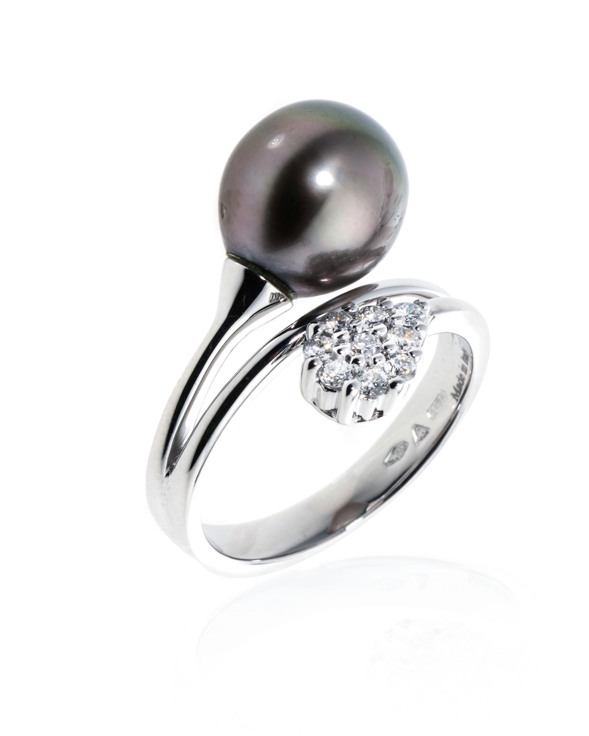 brilliant Damiani 18K white gold cocktail ring features a black pearl (1.70ct. tw.) and a cluster of diamonds 0.27ct. tw. The ring size is 7.5 (55.7). The band width is 3.3mm. The weight is 6.2g. designer jewelry is shipped with a Damiani box.
