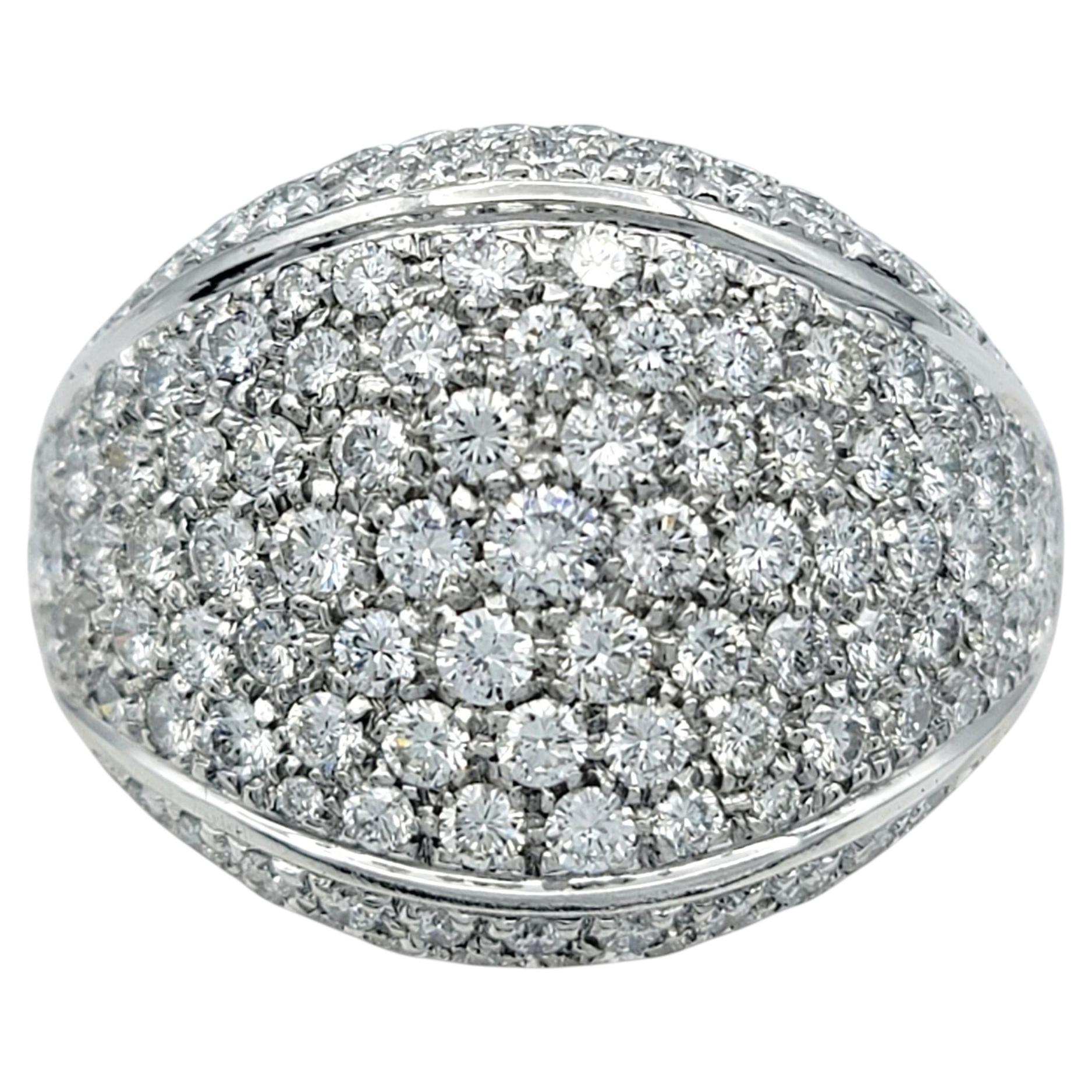 Bague large bombée Damiani, pavée de diamants sur plusieurs rangées, en or blanc 18 carats