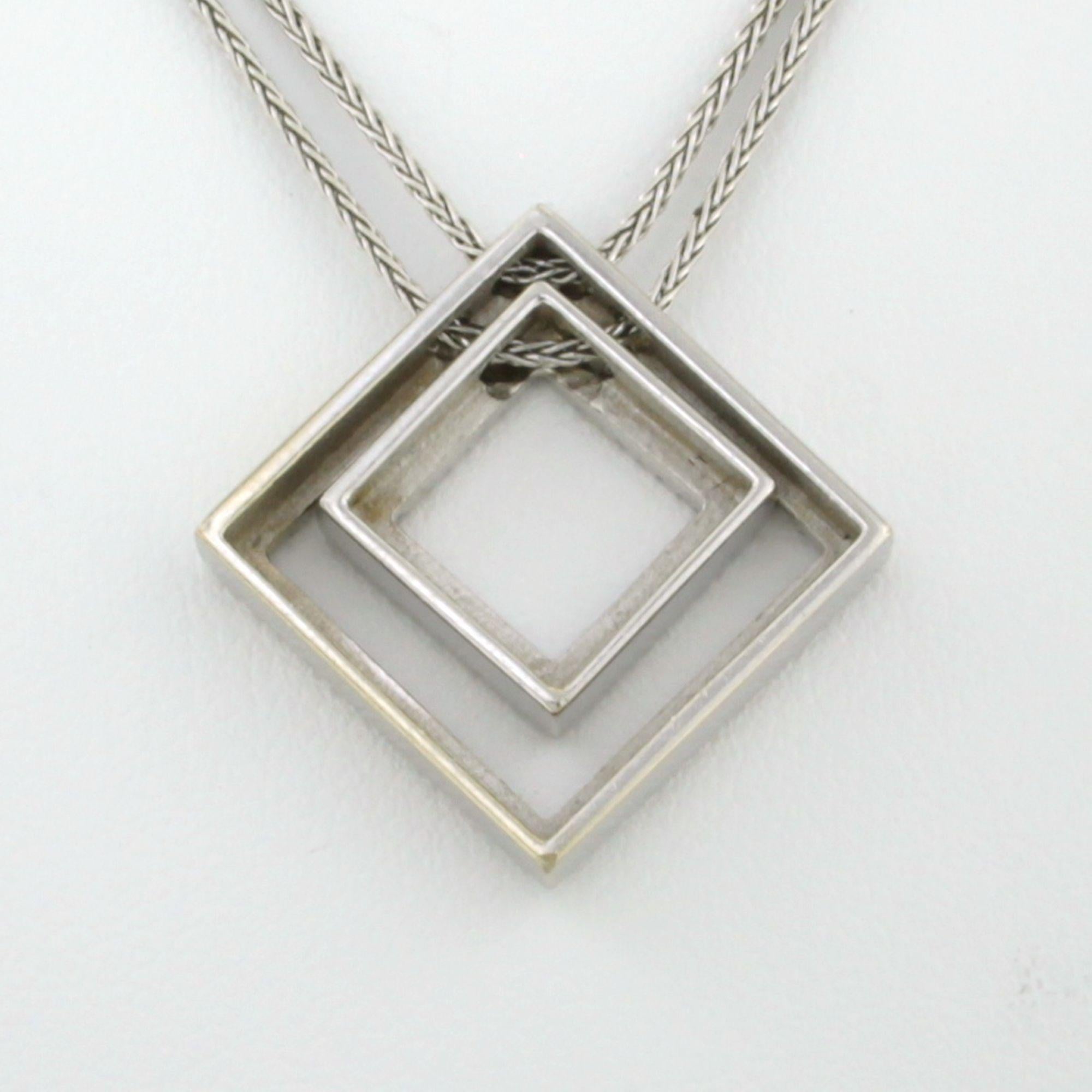 DAMIANI - Collier en or blanc 18k avec pendentif serti de diamants taille brillant, totalisant environ 0.55 ct - F/G - VS/SI - 45 cm de long

Description détaillée

Le collier mesure 45 cm de long et 2,1 mm de large.

Le pendentif mesure 2,3 cm de