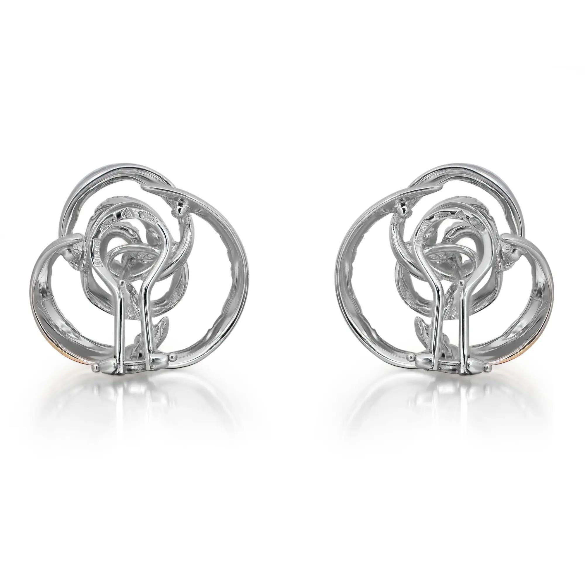 Este precioso par de pendientes Damiani está finamente elaborado en oro blanco macizo de 18 quilates, con la forma de una hermosa rosa. Tachonado con diamantes redondos de talla brillante que pesan 2,04 quilates. Cada pendiente mide 24 mm. Los