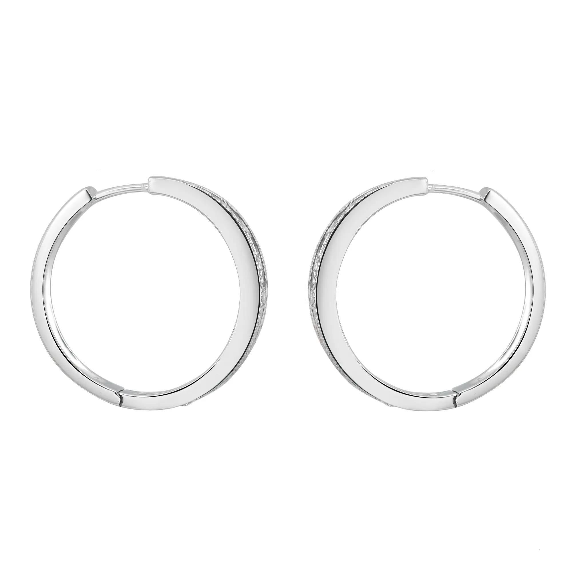 Presume de look con estos preciosos pendientes h00p de diamantes, con tres filas de diamantes redondos engastados en oro blanco de 18 quilates. Peso total del diamante: 1,27 quilates. Diamante color G-H y claridad VS-SI. Longitud del pendiente: 23,6