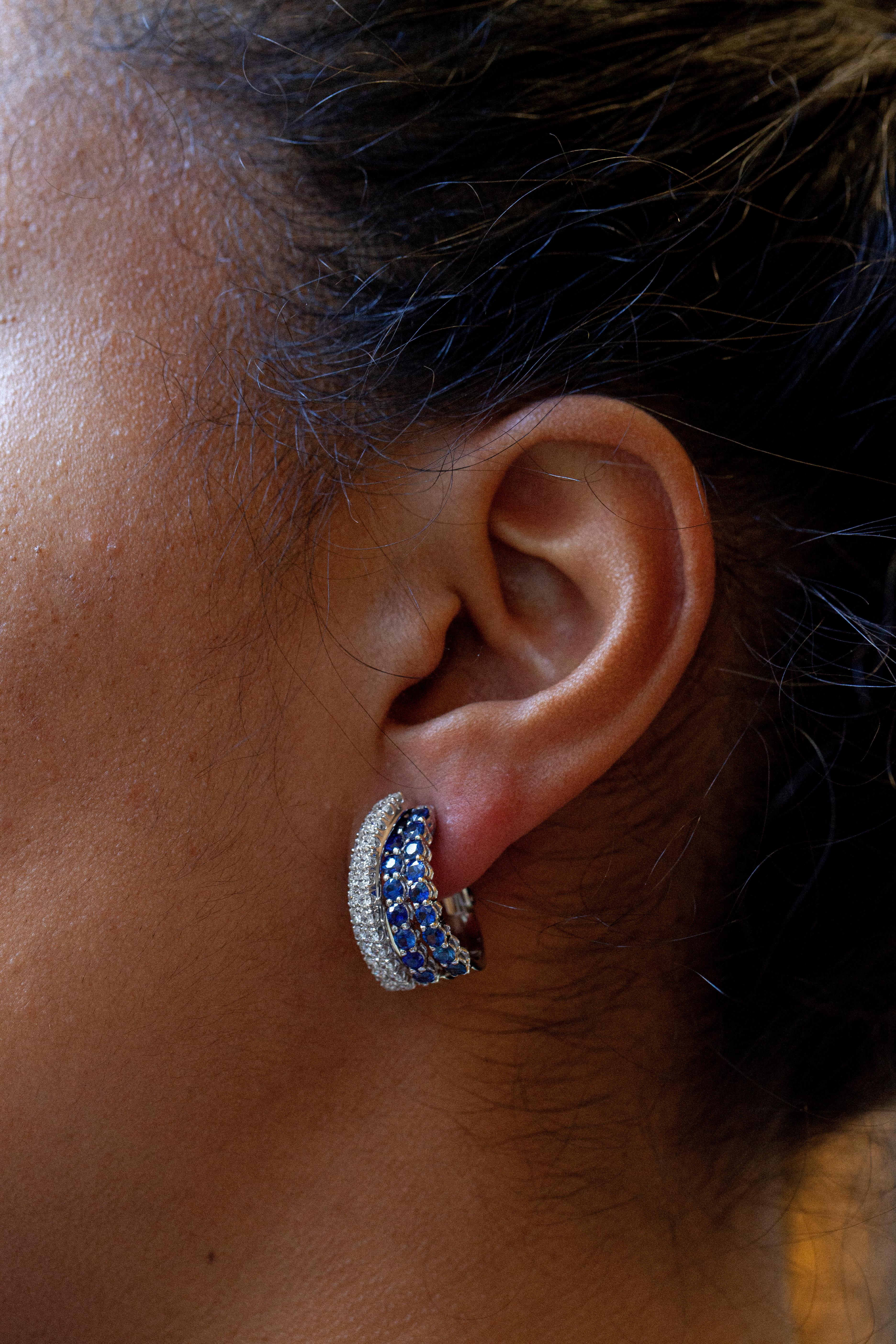 Damiani Mehrreihige Halbhoop-Ohrringe mit Saphiren und Diamanten aus 18 Karat Weißgold (Moderne) im Angebot