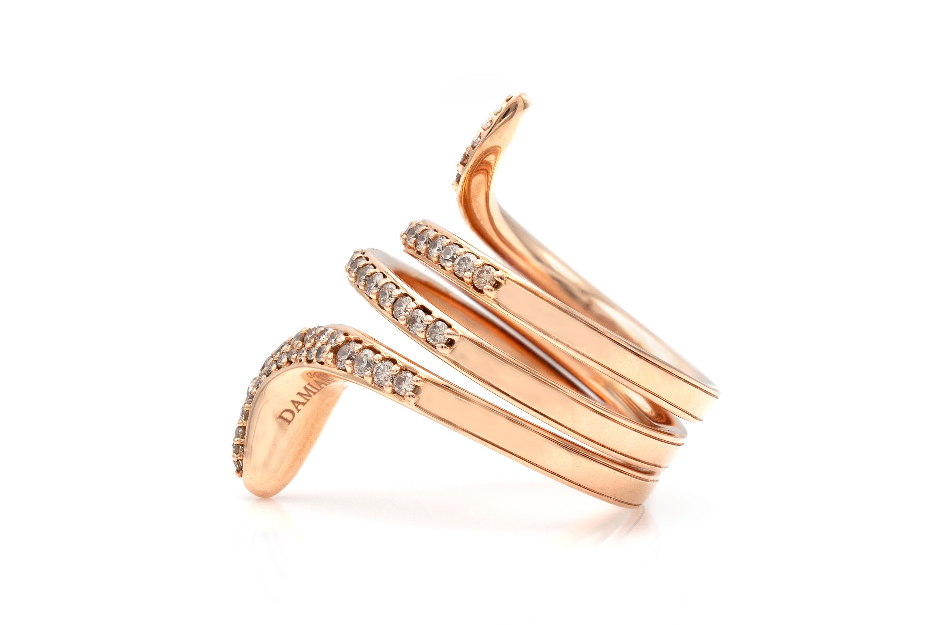 Der schlangenförmige Ring aus der Eden-Kollektion von Damiani besteht aus 0,96 Karat Diamanten in 18 Karat Roségold. 
Unterzeichnet Damiani.