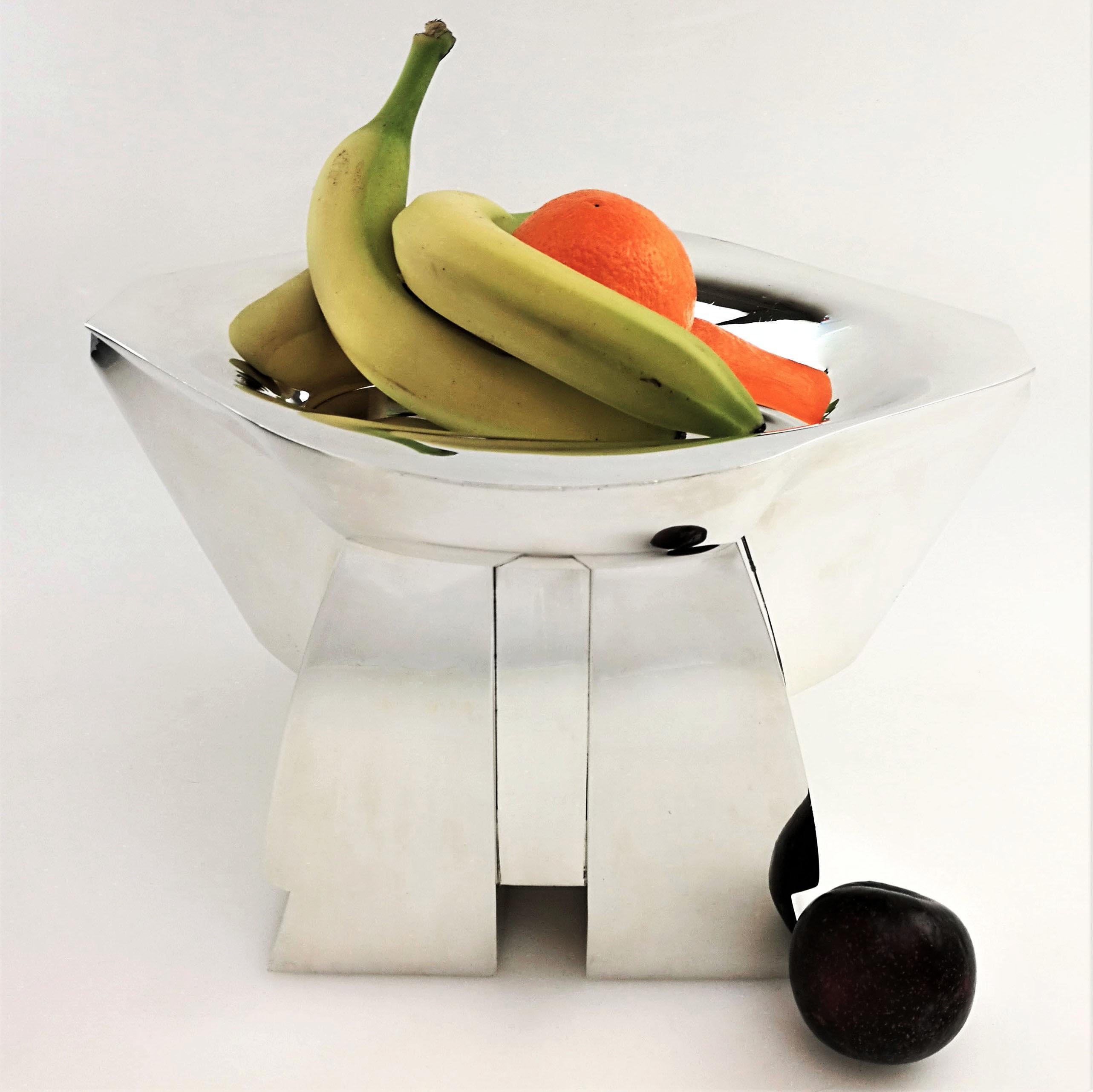 A gorgeous sterling Silver modernist Fruit Bowl / Centrepiece by the Spanish Silversmith Damian Garrido. As is typical of Garrido's Designs, this item created to be a functional Bowl, but is design with clean, lines and a modernist aesthetic, and
