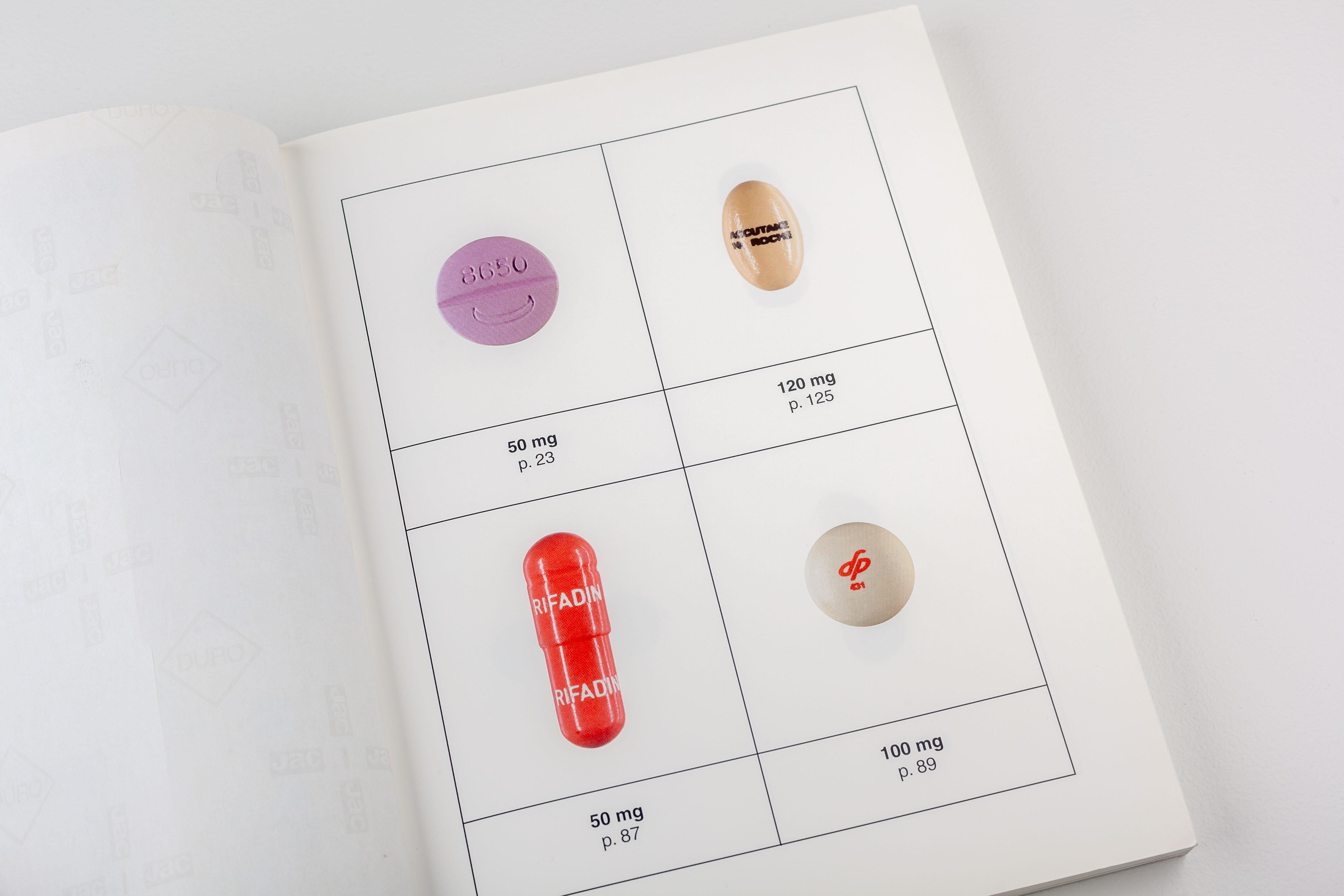 Catalogue de la pharmacie de Damien Hirst (avec autocollants et liste des résultats), Sotheby's 2004 en vente 7