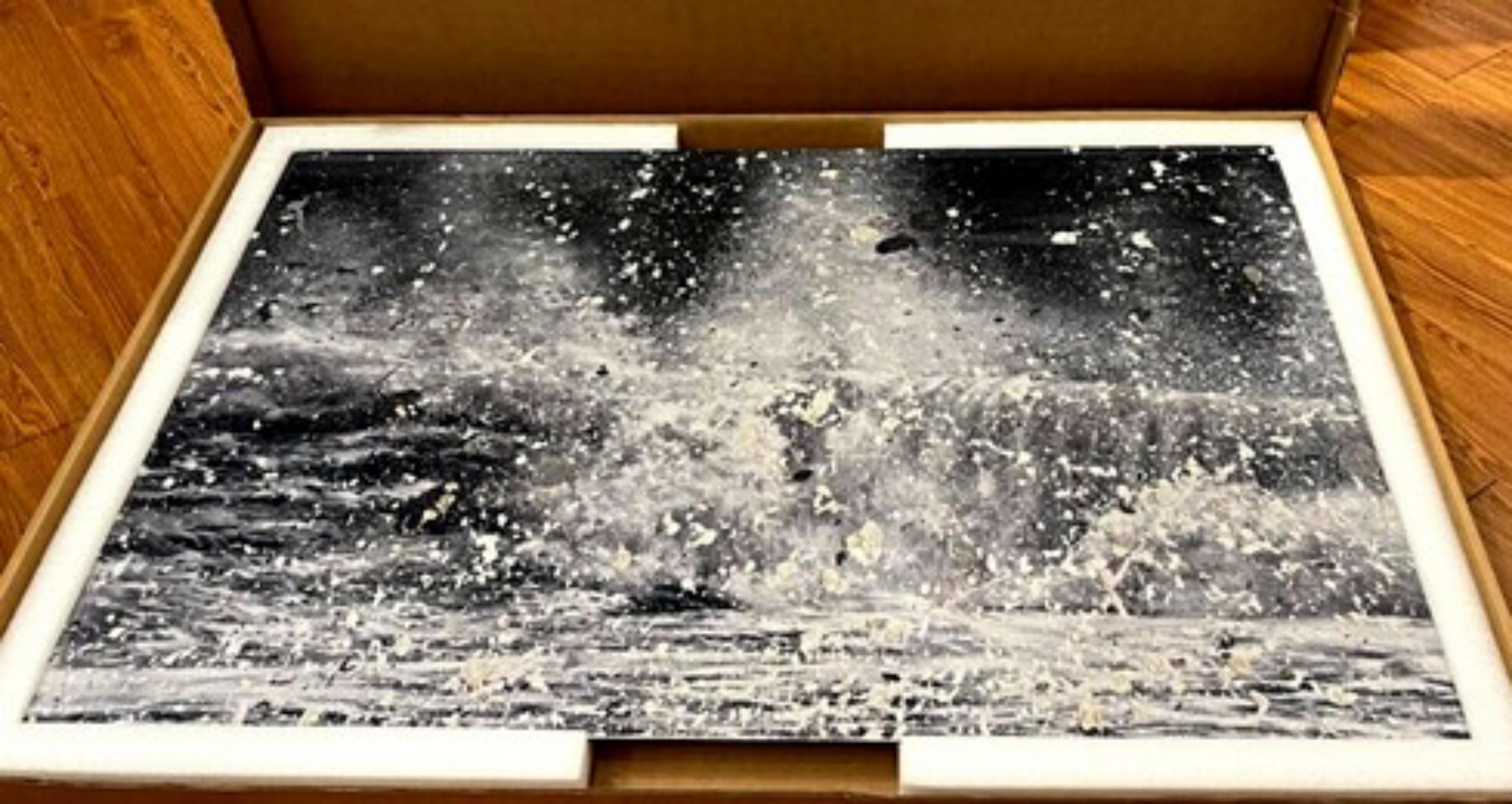 Damien Hirst
Blizzard (H13-10), aus Wo das Land das Meer berührt, 2023
Laminierter Giclée-Druck auf Aluminiumverbundplatte
13 9/10 × 20 9/10 × 3/10 in  35.4 × 53.2 × 0.7 cm
Handsigniert auf dem Label und nummeriert 278/500
Herausgegeben von HENI,