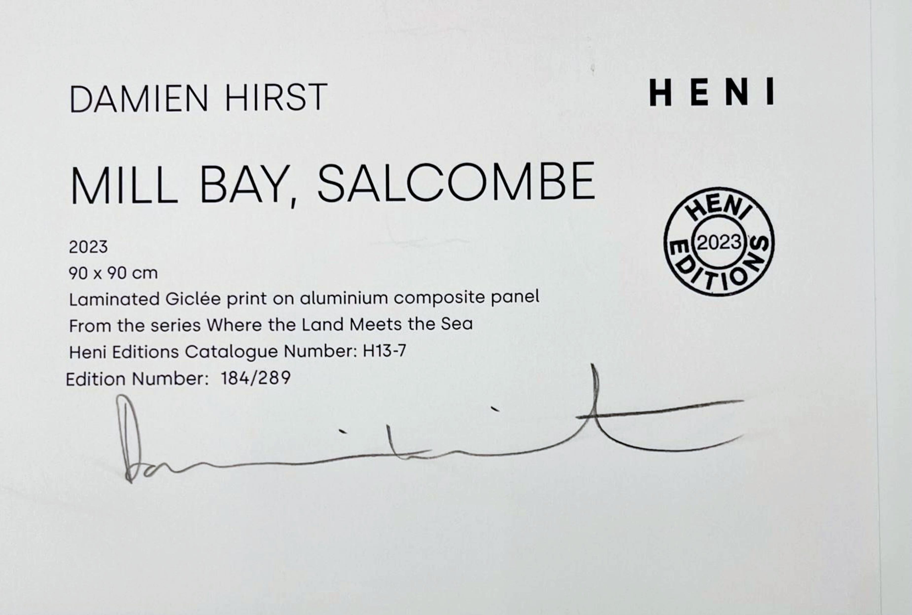 Damien Hirst
Mill Bay, Salcombe, H13-7, von Wo das Land das Meer trifft, 2023
Laminierter Giclée-Druck auf Aluminiumverbundplatte
Signiert und nummeriert 184/289 in Graphitstift auf dem Label auf der Rückseite
Direkt vom Verlag erworben - Heni
