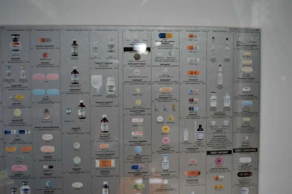 Damien Hirst Silber „Pharmacy“ Wandteppich ungerahmt (21. Jahrhundert und zeitgenössisch) im Angebot