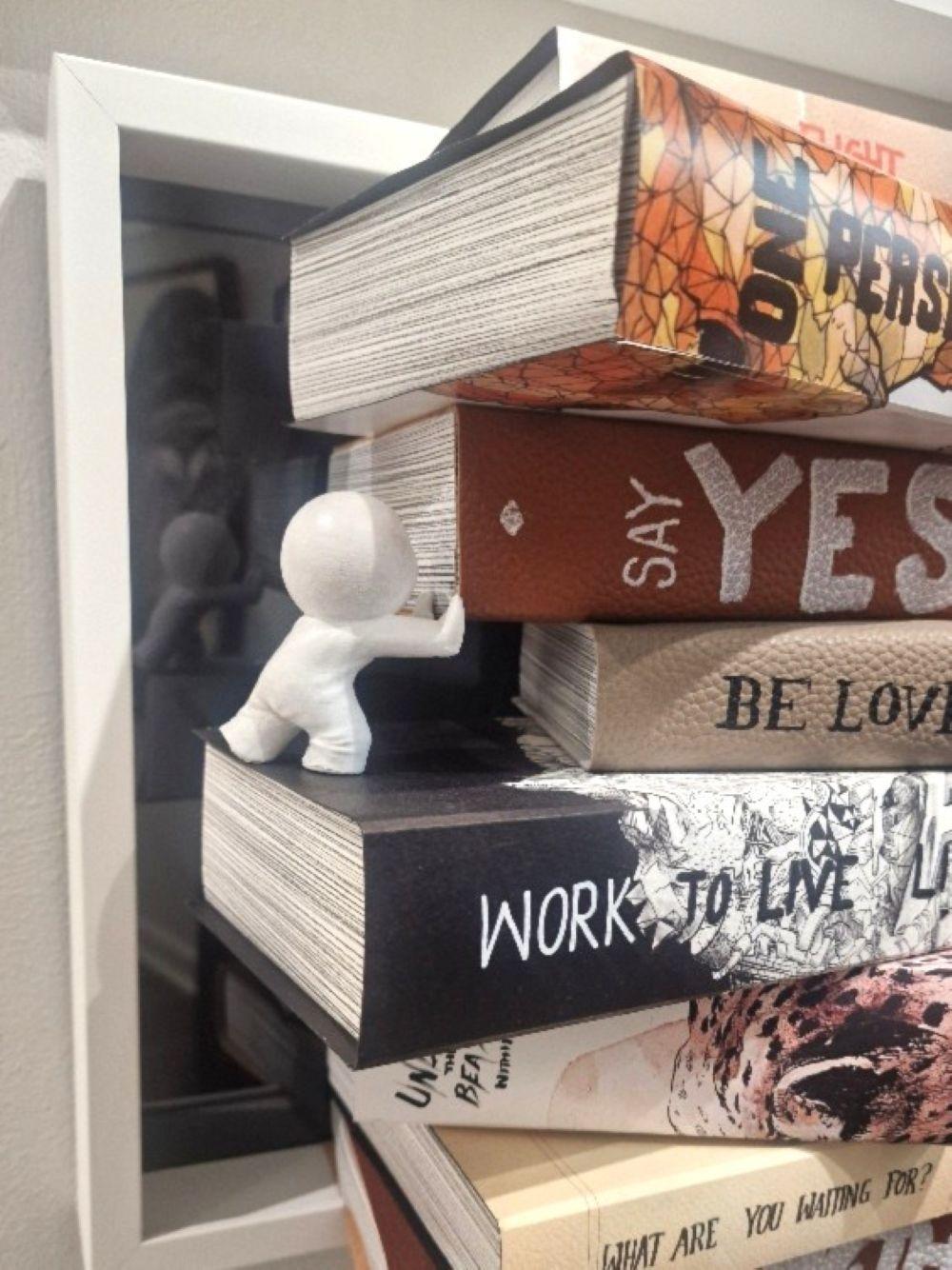 Scultura da parete originale a tecnica mista.

Damilola Odusote è noto per le sue opere eclettiche, prolifiche e intricate. Le sue opere d'arte sono una narrazione continua della sua mente conscia e subconscia che mette in discussione la percezione