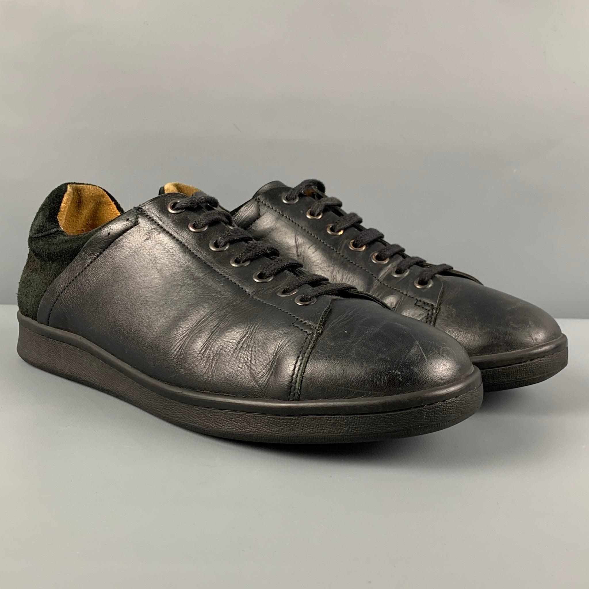 Las zapatillas DAMIR DOMA se presentan en piel negra con un ribete de ante y un cierre de cordones. Fabricado en Portugal. Bien
Estado usado. Desgaste moderado. Tal como está.  

Marcado:   43Suela: 11,5 pulgadas  x 4 pulgadas 
  
  
 
Referencia: