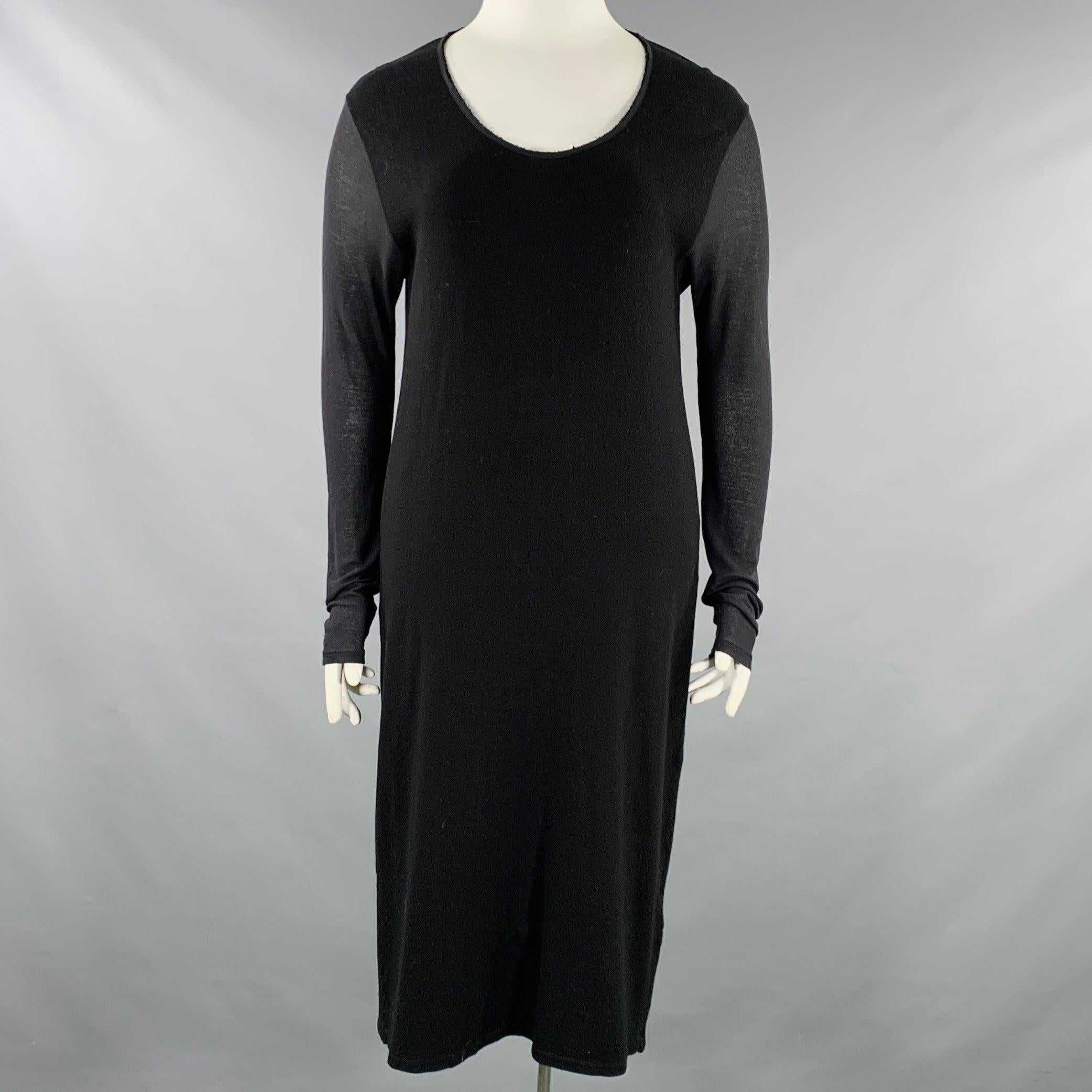 Vestido DAMIR DOMA
en un tejido negro de mezcla de viscosa, con mangas largas, detalle de espalda abierta drapeada y cierre con tirador.Excelente estado de segunda mano. 

Marcado:   L 

Medidas: 
 
Hombros 17,5 pulgadas Busto: 38 pulgadas Cintura: