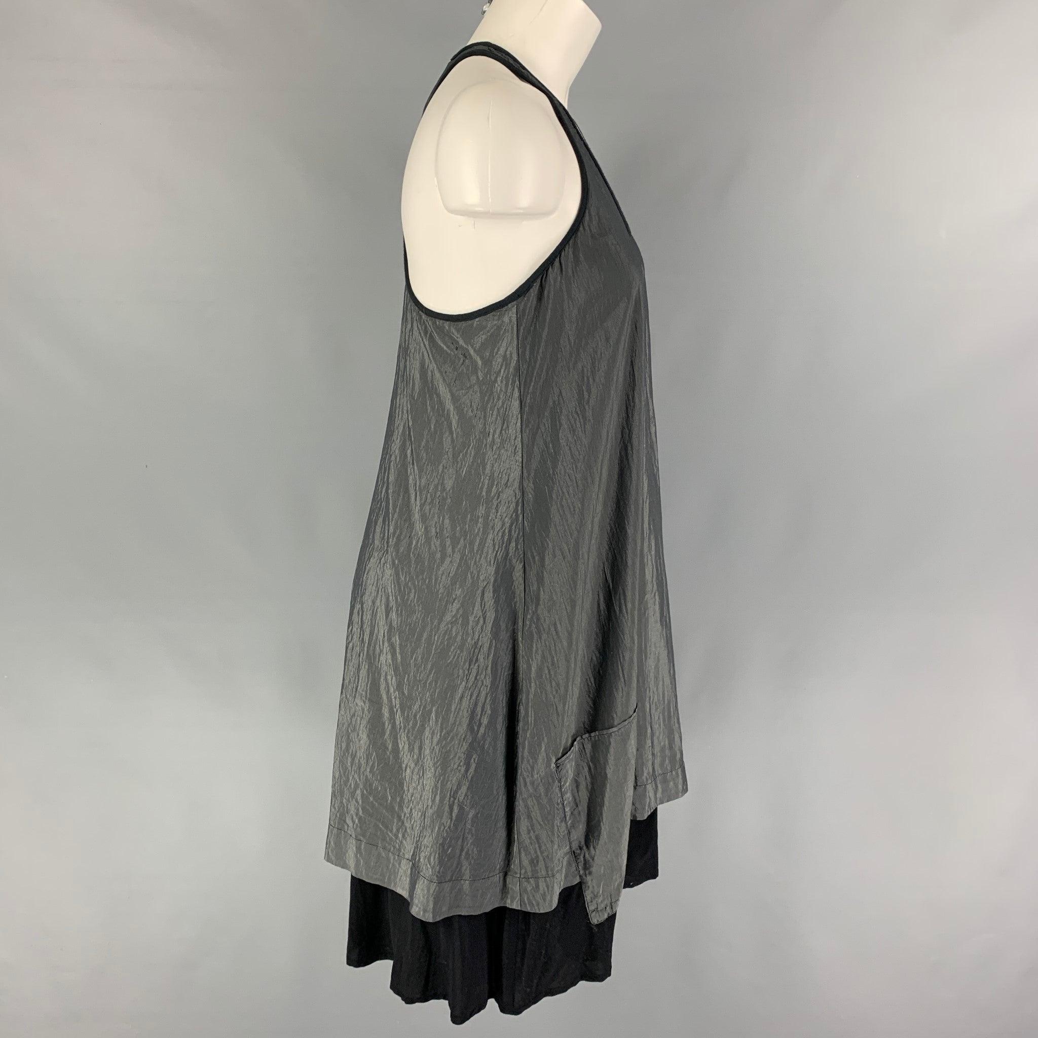 El vestido de tirantes SILENT by DAMIR DOMA se presenta en algodón/nylon gris con ribete negro, sin mangas y diseño a capas.
Muy buena
Estado usado. 

Marcado:  S 

Medidas: 
 Busto: 30 pulgadas Largo: 39,5 pulgadas 
 
 
 
Referencia: