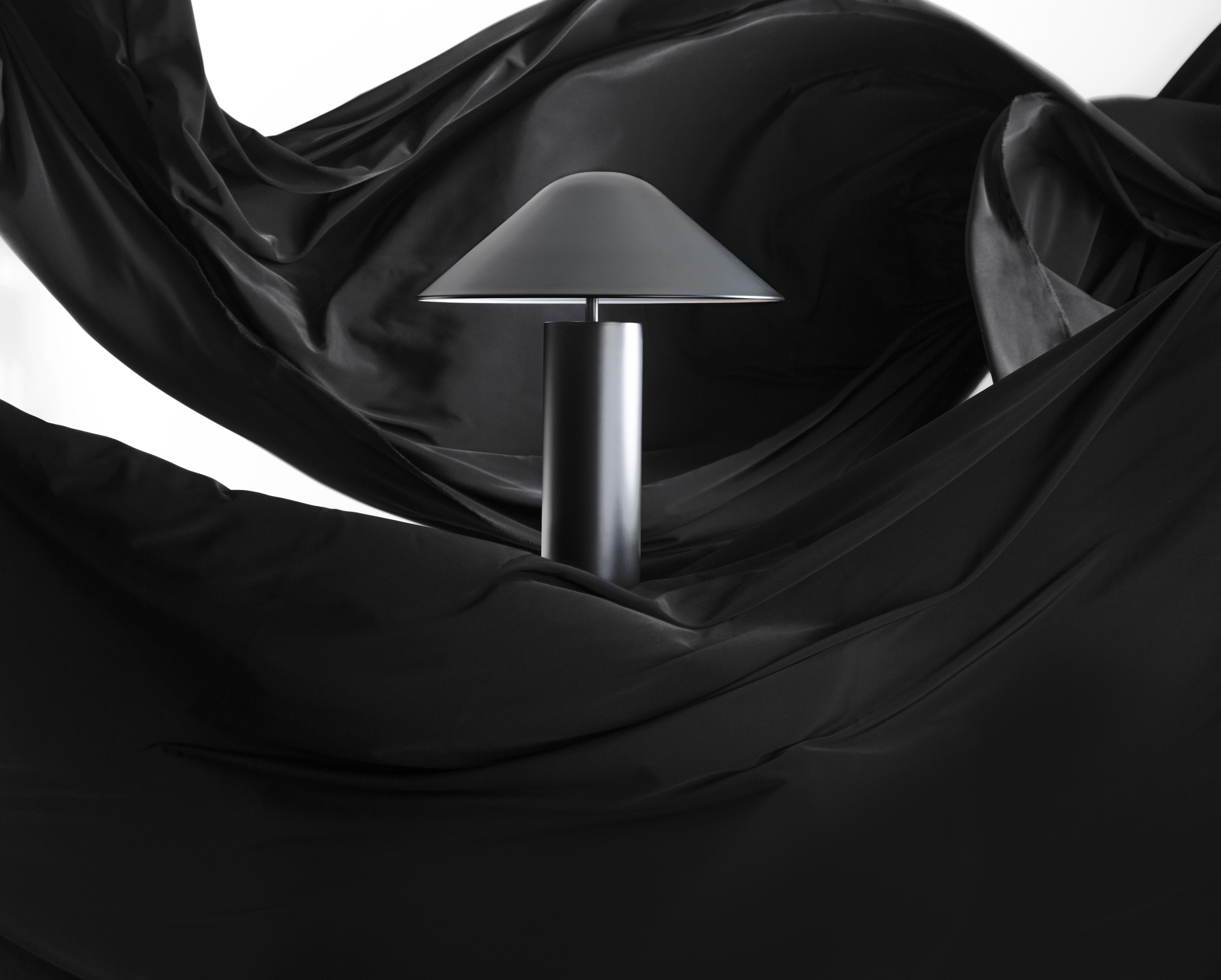 Damo simple table lamp not only crafts a sense of serenity, it also instills utmost vitality through its brightness, clarifying your innermost thoughts when needed.

Material:
Steel

Color:
Matt black / copper / chrome / white / champagne