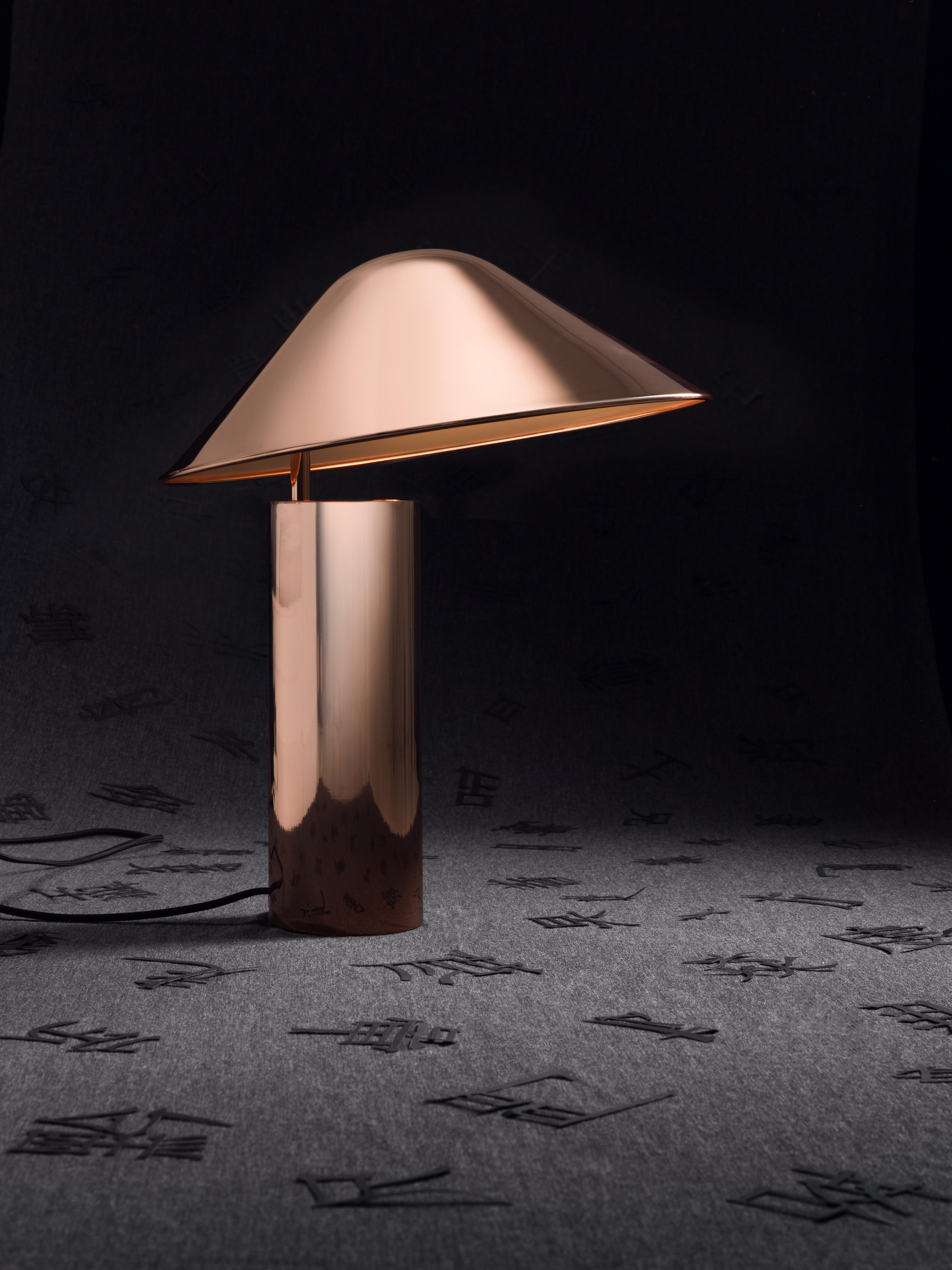 DAMO SIMPLE Table Lamp not only crafts a sense of serenity, it also instills utmost vitality through its brightness, clarifying your innermost thoughts when needed.

Material:
Steel

Color:
Matt black / copper / chrome / white / champagne