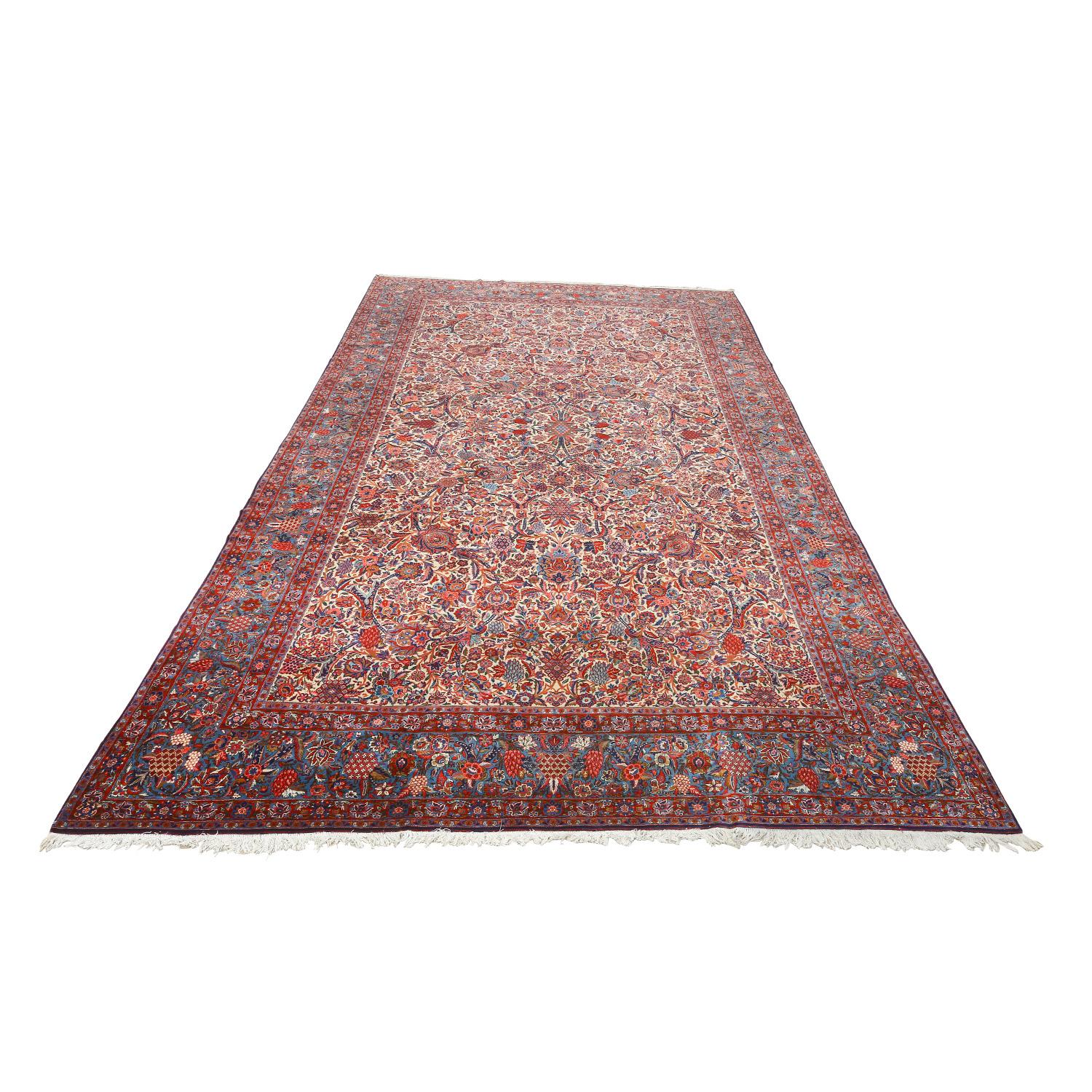 Ce tapis Ghazvin ancien, tissé de main de maître par les mains habiles d'Etemad, est une pièce extraordinaire de l'artisanat persan. Avec ses dimensions imposantes de 18 pieds sur 10 pieds, il attire l'attention et suscite l'admiration, ce qui en