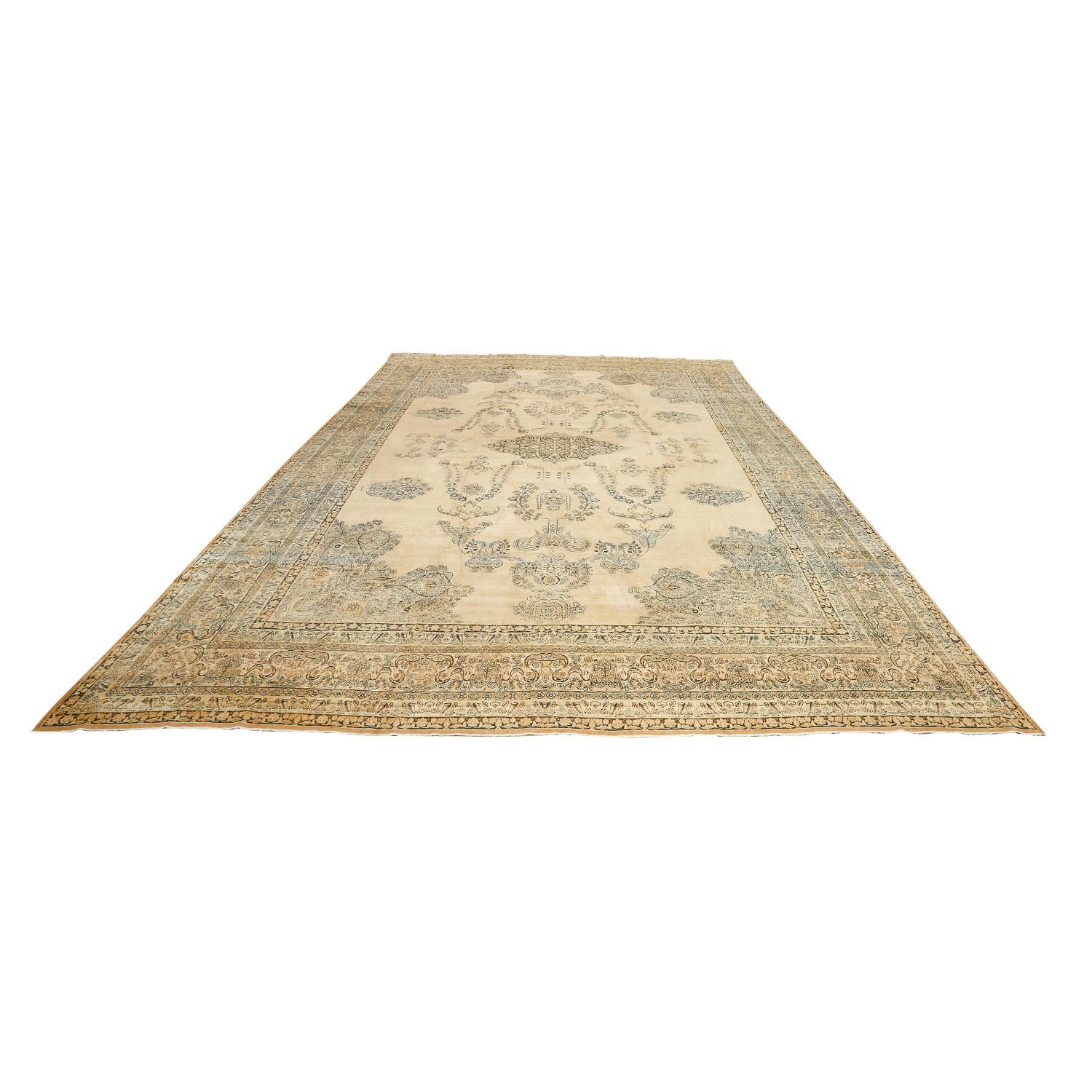 Dieser antike Lavar-Teppich mit einem Medaillon in der Mitte ist ein fesselndes Symbol für dauerhafte Schönheit und sorgfältige Handwerkskunst. Diese Teppiche stammen aus der geschätzten Weberei-Region Lavar in Persien und werden für ihre exquisiten