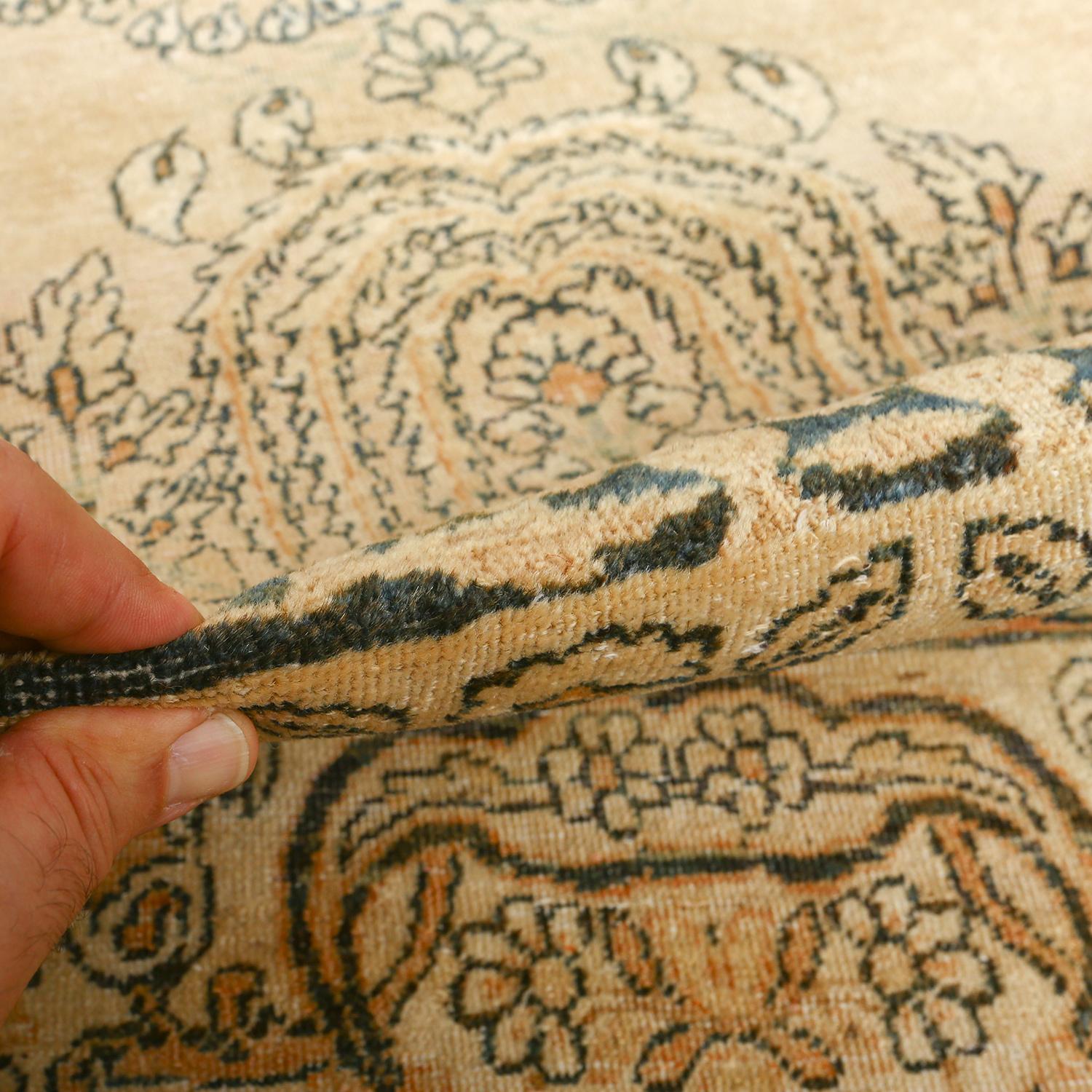 Antiker persischer Lavar - Größe: 18 ft 6 in x 13 ft 7 in im Zustand „Gut“ im Angebot in Los Angeles, CA