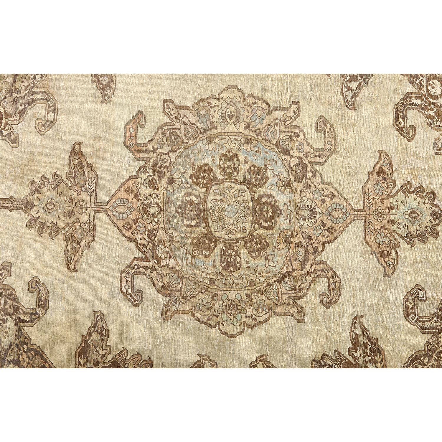 Ce tapis ancien de Sultanabad, mesurant un impressionnant 26 pieds par 13 pieds, est un véritable chef-d'œuvre d'une taille exceptionnelle et d'une beauté intemporelle. Provenant des prestigieux centres de tissage de Sultanabad, ce tapis témoigne du