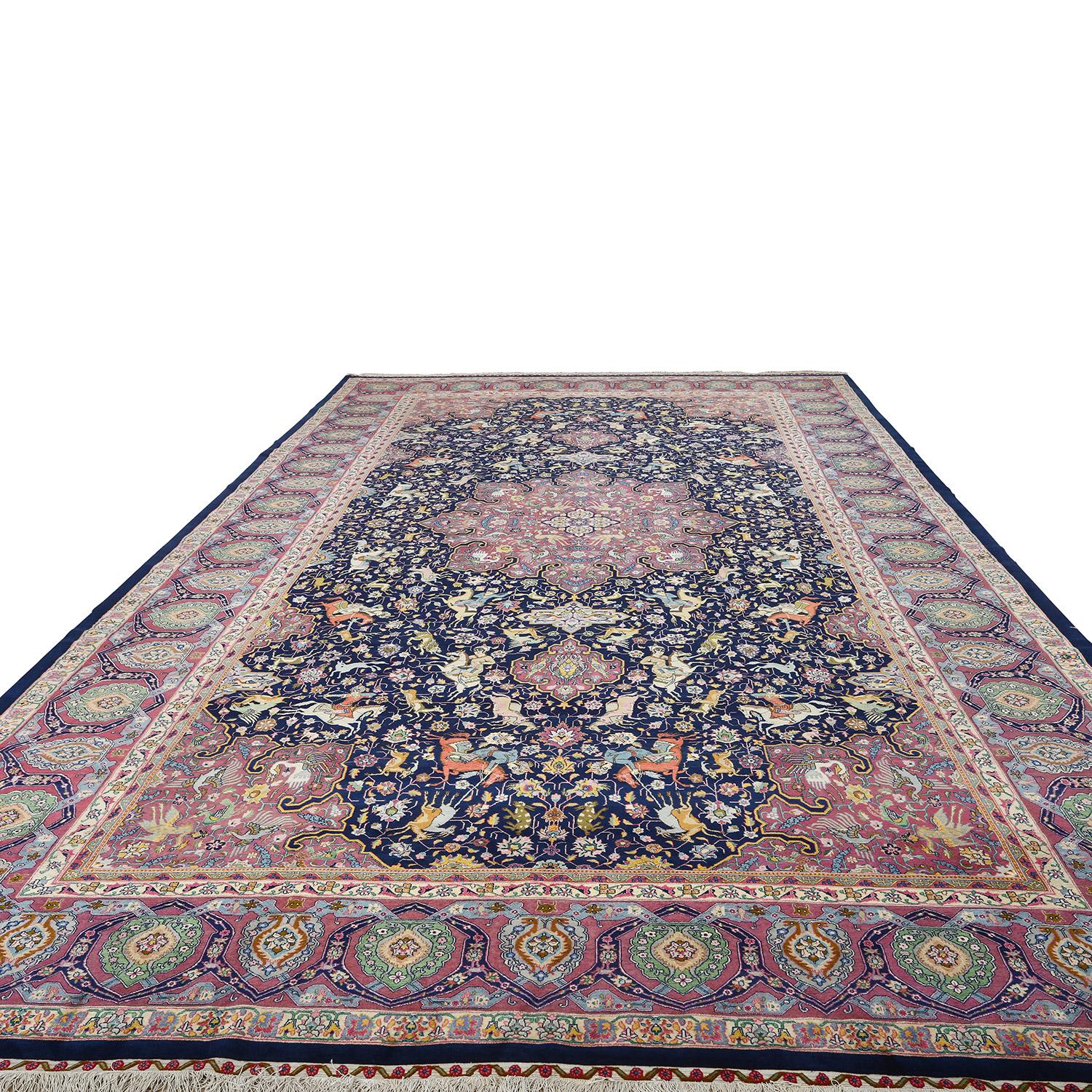 Ce tapis Heydarzadeh de Tabriz, d'une taille impressionnante de 16 pieds sur 9 pieds, est un véritable témoignage des sommets de l'artisanat des tapis persans. Ce qui le rend encore plus exceptionnel, c'est son illustre provenance, puisqu'il a été