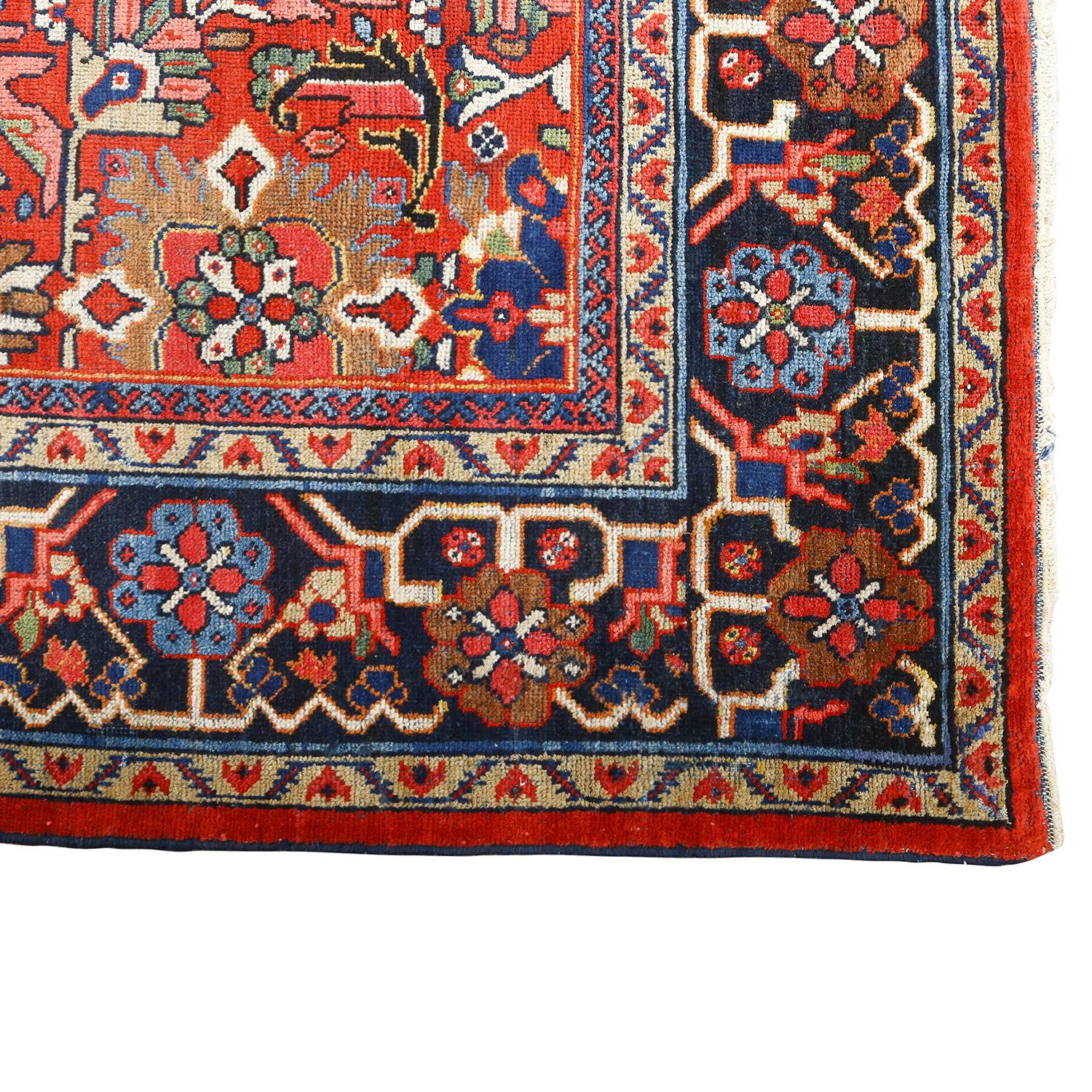 Un tapis Sultanabad ancien orné d'un Design/One est un chef-d'œuvre qui transcende le temps, mêlant le riche héritage de l'artisanat persan à une symphonie enchanteresse de motifs et de couleurs. Provenant des centres de tissage réputés de