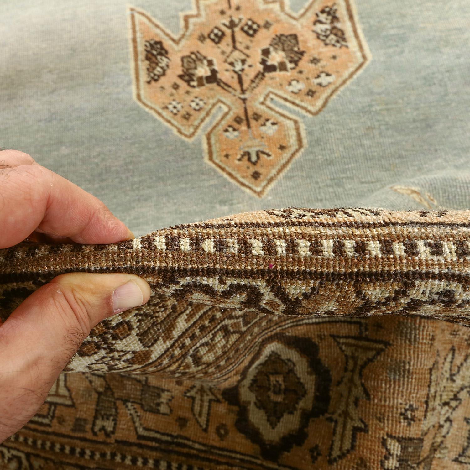 Damoka Collection Antique Persian Tabriz Hajjalili - Dimensioni: 13 ft 6 in x 9 ft 9in In condizioni buone in vendita a Los Angeles, CA