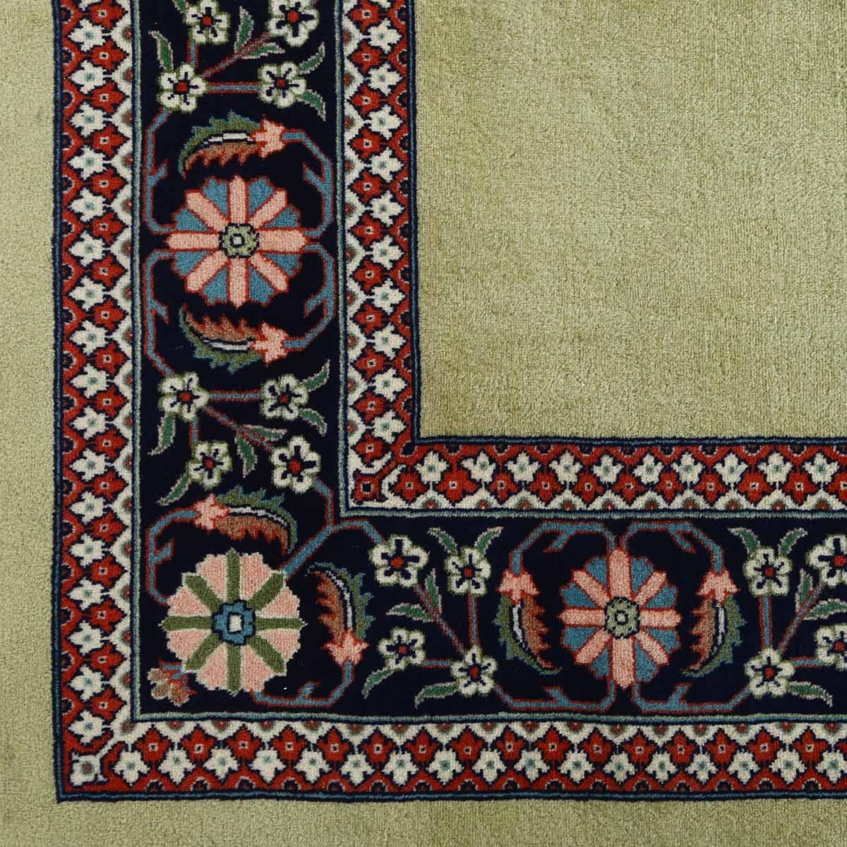 Ce tapis Tabriz d'époque, d'une taille généreuse de 11 pieds par 8 pieds, est un véritable chef-d'œuvre qui incarne l'art et l'habileté du célèbre tisserand Heydarzadeh. Tissé avec les fils de kork les plus fins, il présente une texture luxueusement