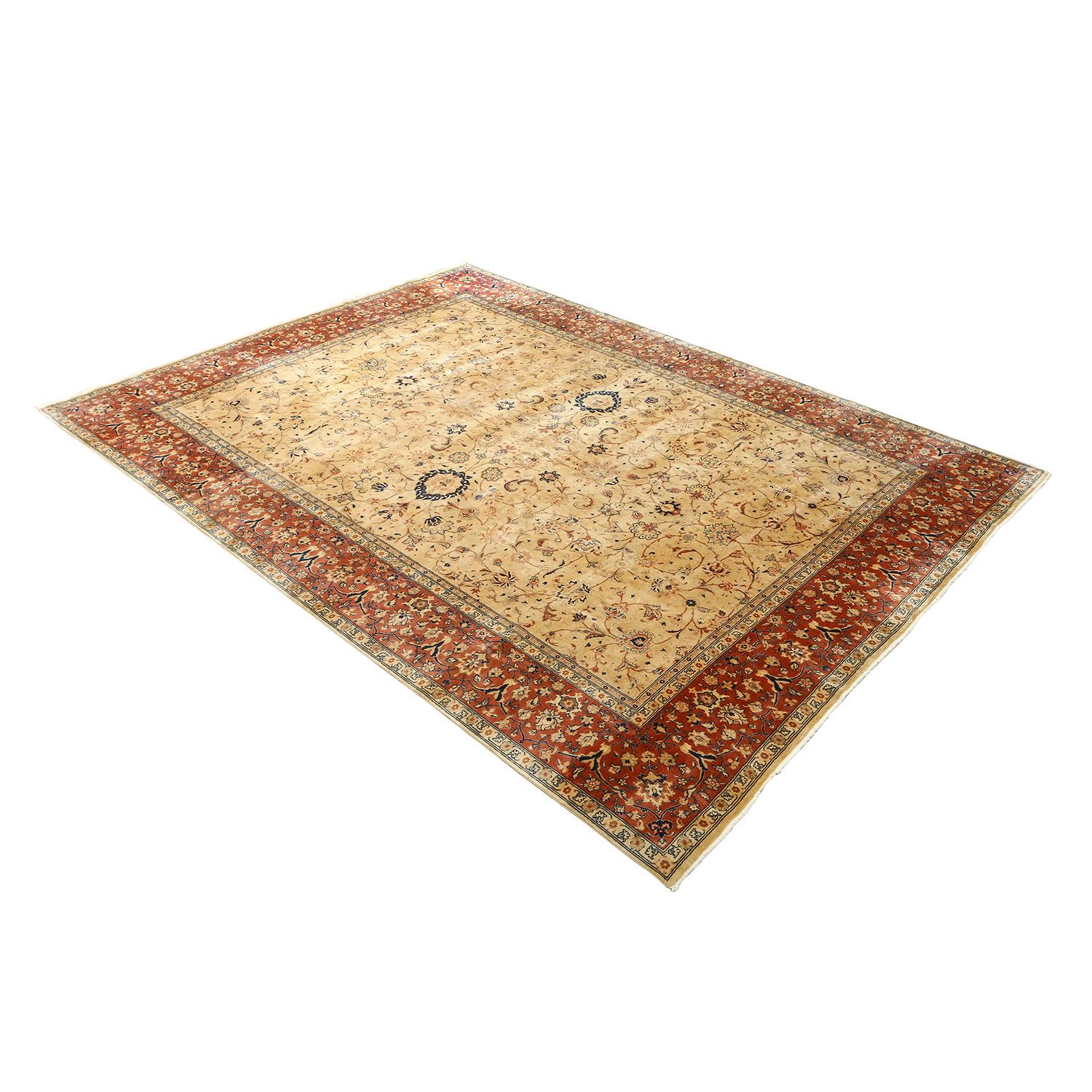 
Dieser Vintage-Teppich von Tabriz Emad, dessen Geschichte etwa 70 Jahre zurückreicht, ist ein Zeugnis für die dauerhafte Schönheit der persischen Webtradition. Mit einem Grundgewebe aus Baumwolle und einem luxuriösen, weichen Wollflor verkörpert er