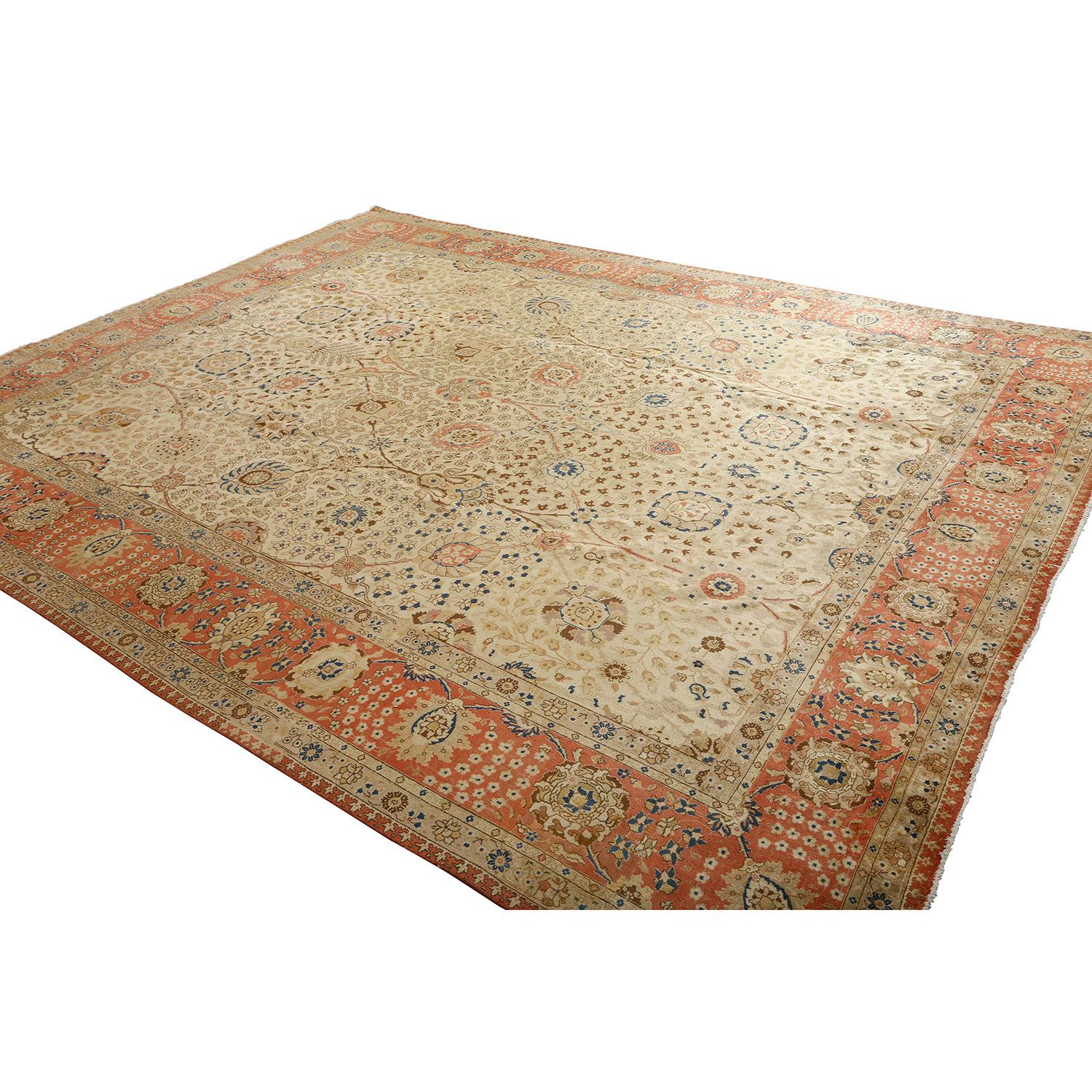 Questo tappeto Tabriz vintage, sapientemente tessuto da Narvani, mostra i tratti distintivi dell'artigianato persiano con uno squisito disegno all-over. L'intera superficie del tappeto è ornata da un motivo intricato ed equilibrato che riflette