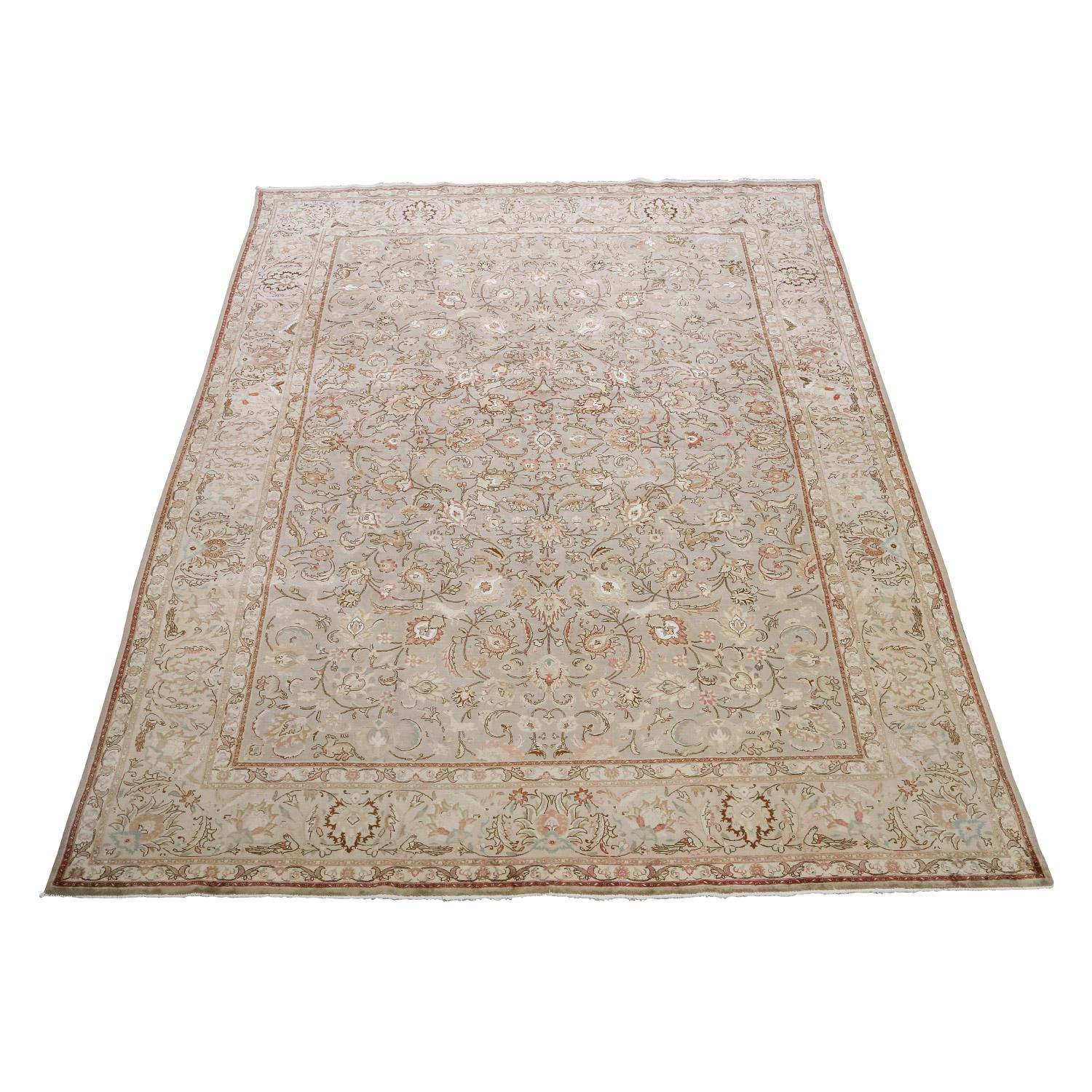 Ce tapis Tabriz vintage dégage une sophistication intemporelle grâce à son élégant design/One et à sa palette de couleurs neutres. Le mélange harmonieux de tons doux, dont l'ivoire, le beige et les gris subtils, crée un sentiment de tranquillité et
