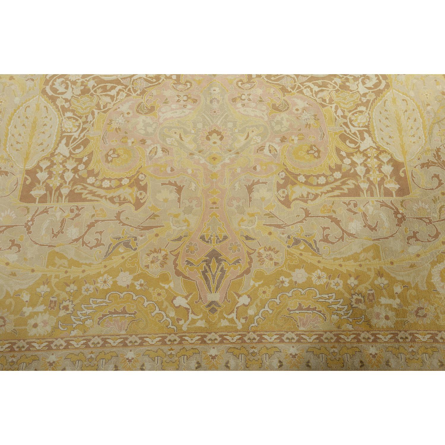 Ce tapis vintage de Tabriz, réalisé par le célèbre tisserand Javan Amir Khiz, est un véritable témoignage de la maîtrise de la fabrication des tapis persans. Chaque nœud et chaque détail complexe reflètent l'habileté et l'art exceptionnels qui font