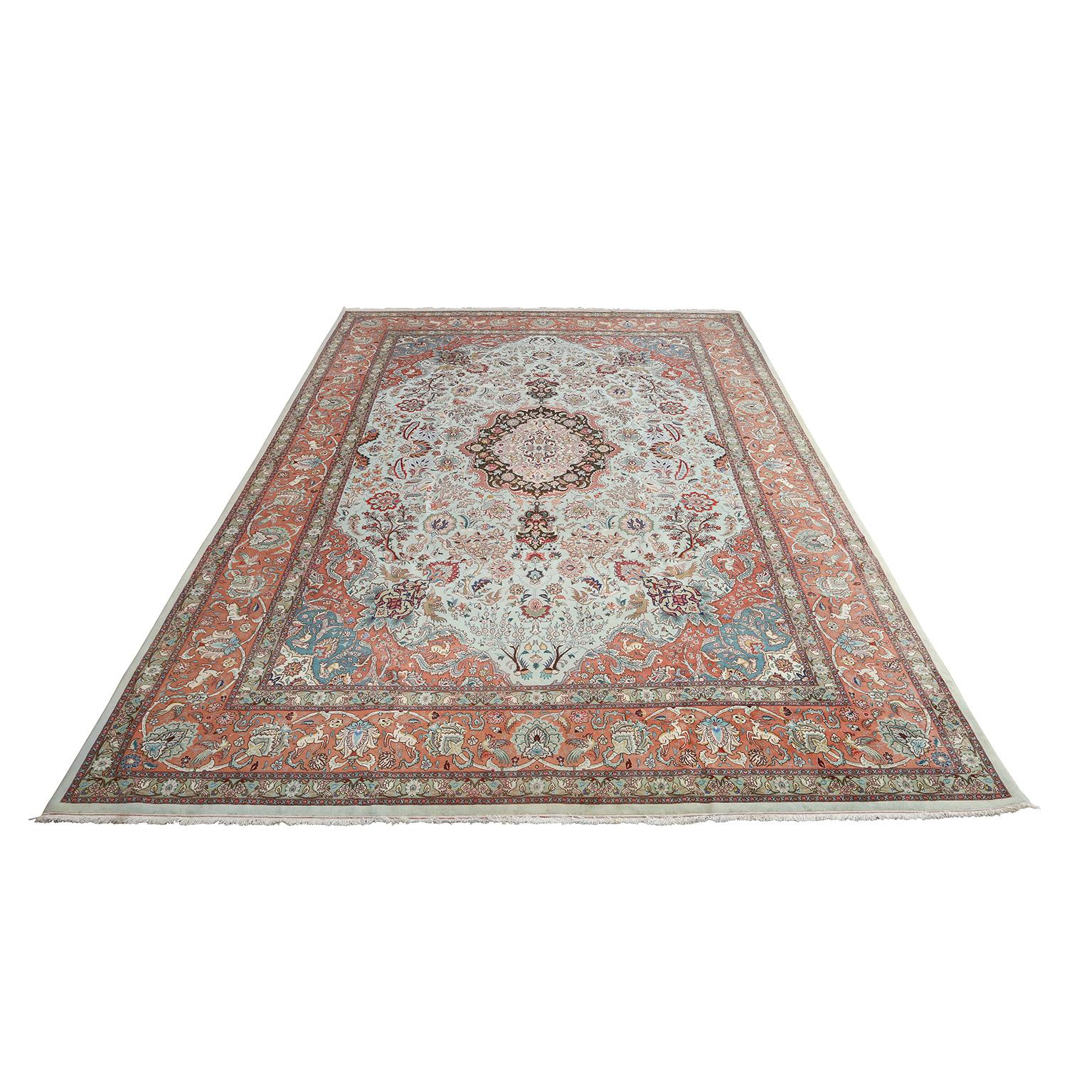 Ce tapis Tabriz vintage est orné d'un médaillon central enchanteur, véritable chef-d'œuvre du tissage persan. D'une taille impressionnante de 16 pieds par 11 pieds et 10 pouces, il attire l'attention et définit l'espace qu'il habite.

Le médaillon