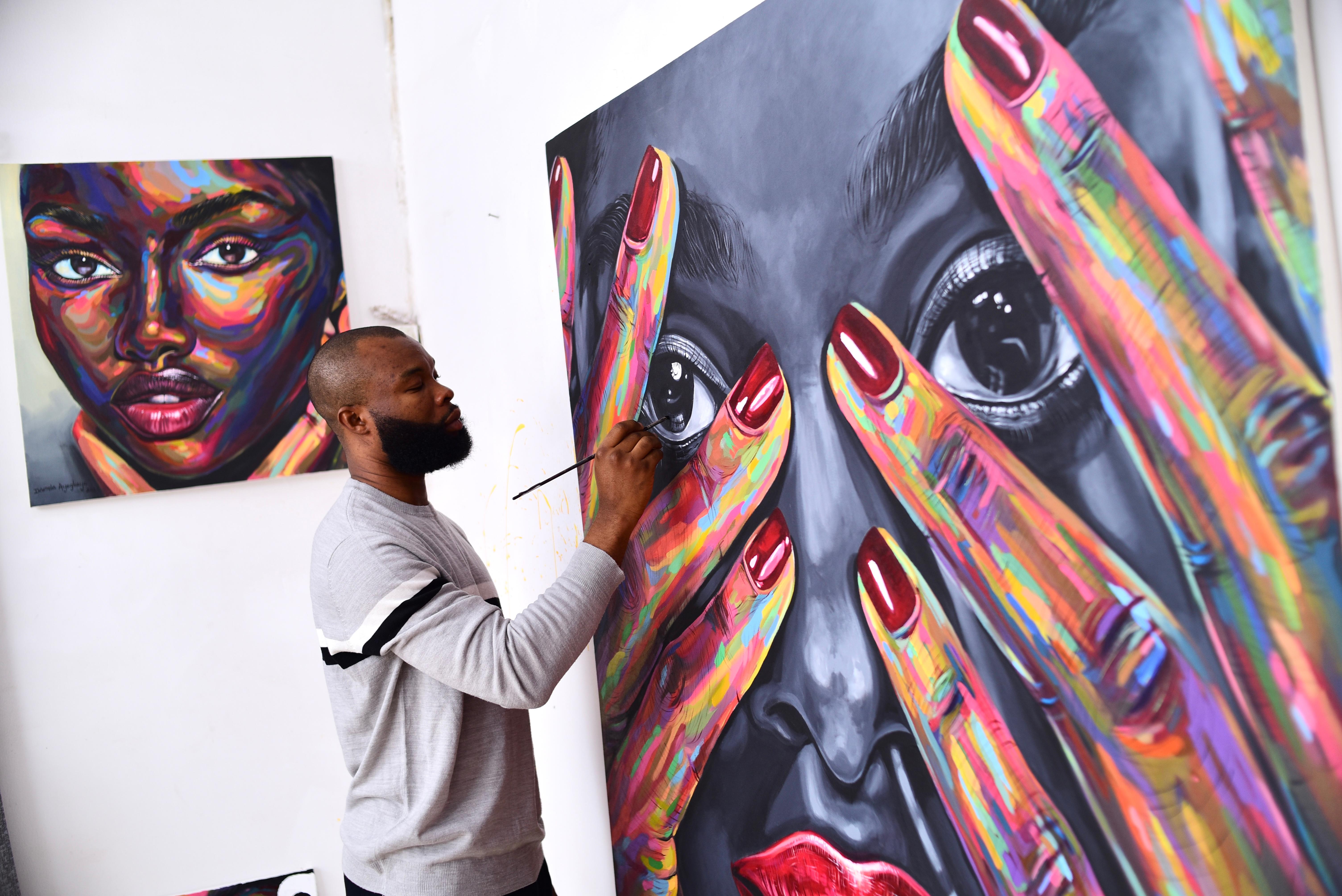 L'artiste a peint cette œuvre pendant ses périodes difficiles et s'est exprimé en traversant des situations difficiles pour raconter comment il a surmonté chaque élément du tableau.

Dans mes pérégrinations série 1, le visage montrait partiellement
