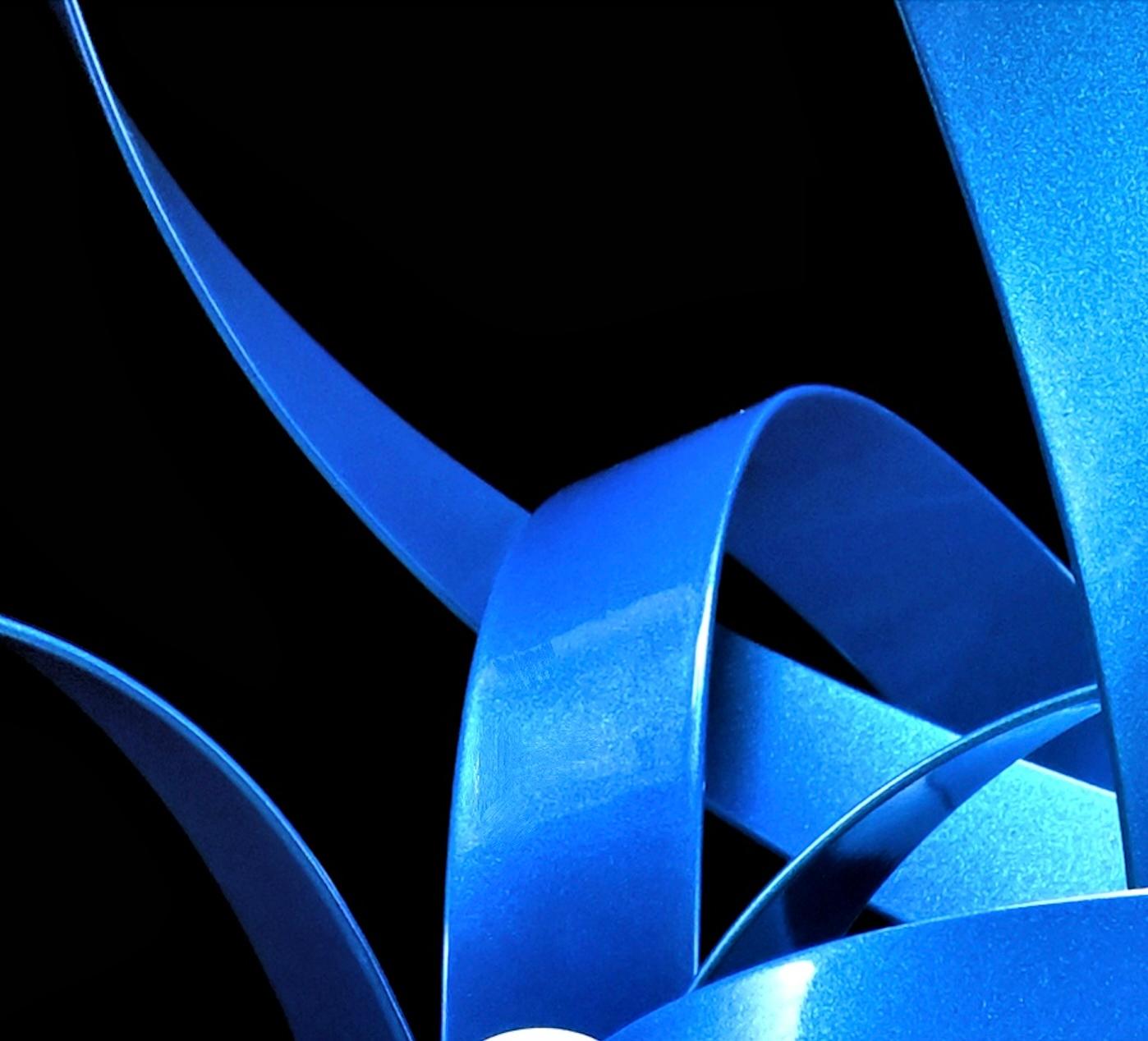The sculptures of Damon Hyldreth appear both static and fluid, rigid and flexible, strong and smooth, effectively blurring the line between nature and structure. By crafting organic forms from an obviously man-made metal, Hyldreth creates a unique