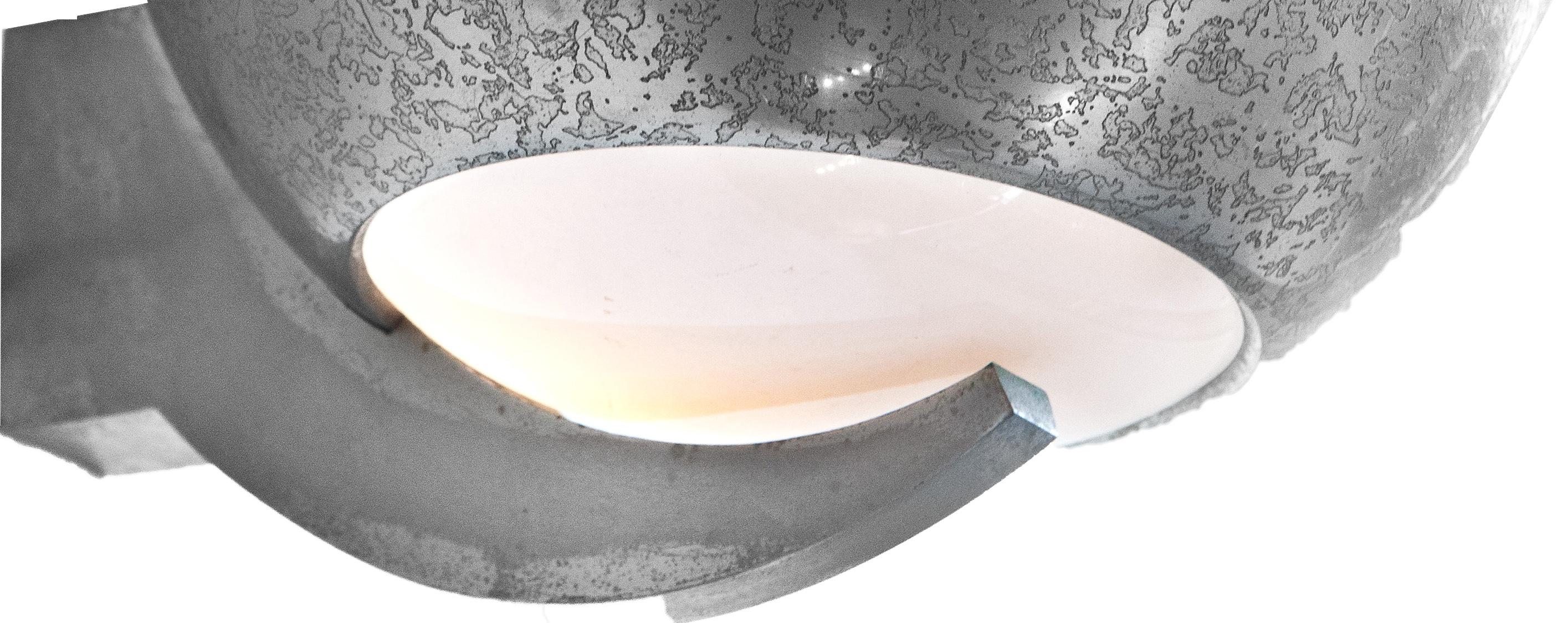 Paar kugelförmige Art-Déco-Wandleuchter, vernickeltes Messing, weißer Opal (Französisch) im Angebot