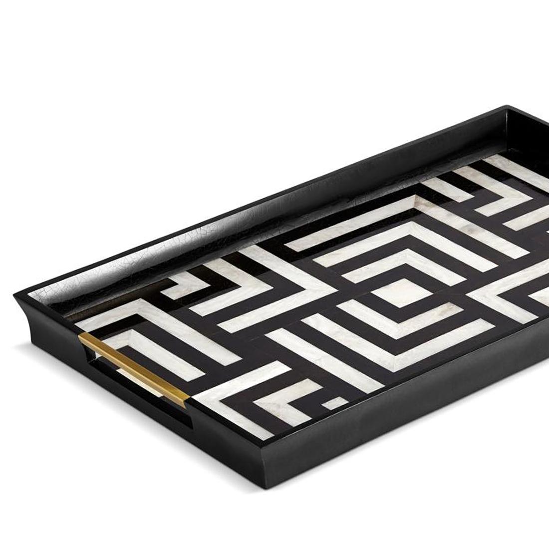 Bandeja Damon todas con conchas naturales, con blanco
y conchas naturales negras. Con asas de latón.
Pieza sutil con lujoso estuche de regalo incluido.