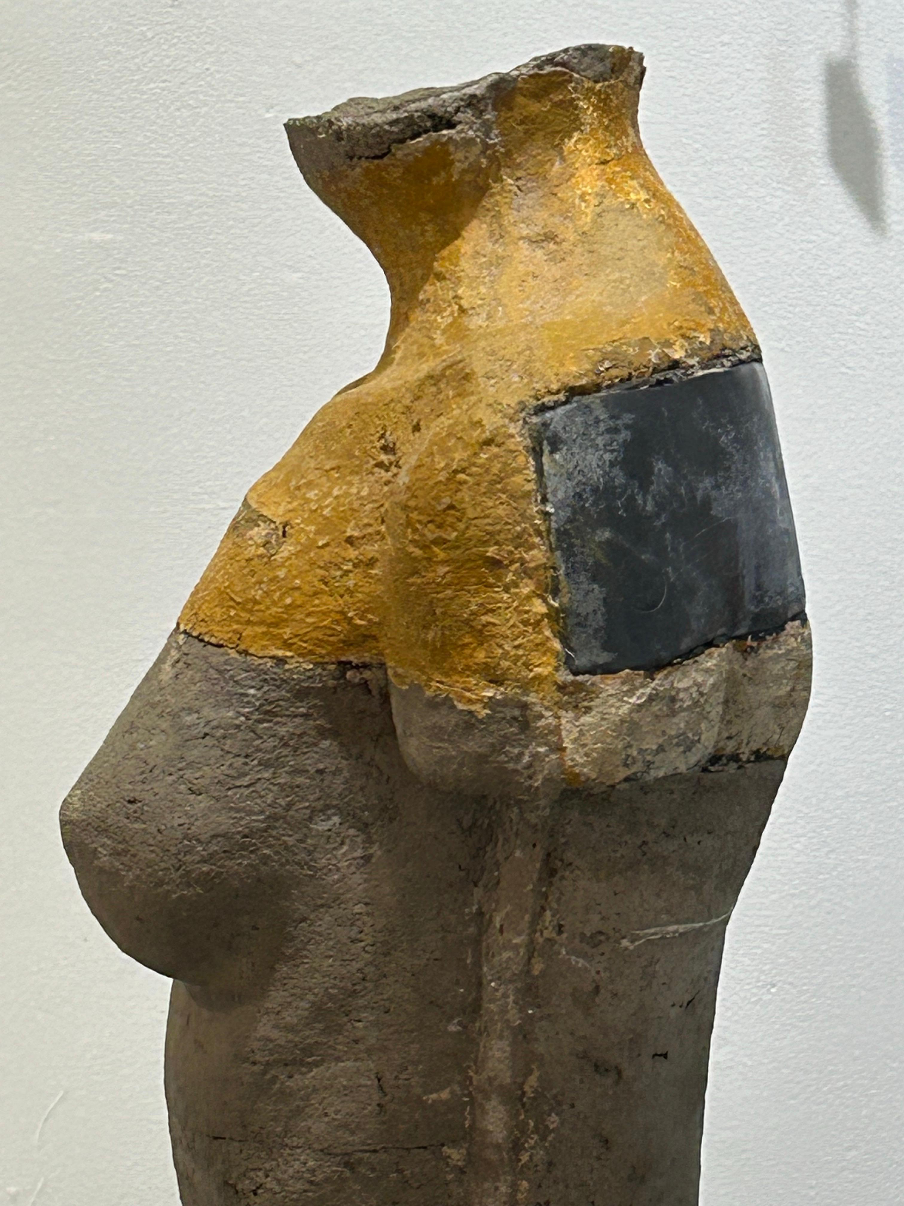 Si tratta di una scultura figurativa di Dan Corbin firmata e datata 2002. La scultura è composta da bauxite, acciaio, ossido, epossidica e oggetti trovati. Dan porta la scultura figurativa a un livello di modernità e concettualismo stimolante e