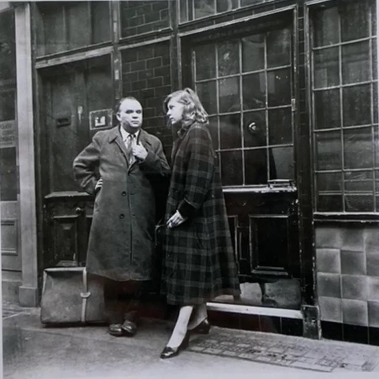 Cyril Connolly et Lady Caroline blackwood en roues extérieures.
C1952
Mesures : 23.5cm x 23.5cm
Photographie originale dans un cadre moderne.

Francis Bacon Intérêt.