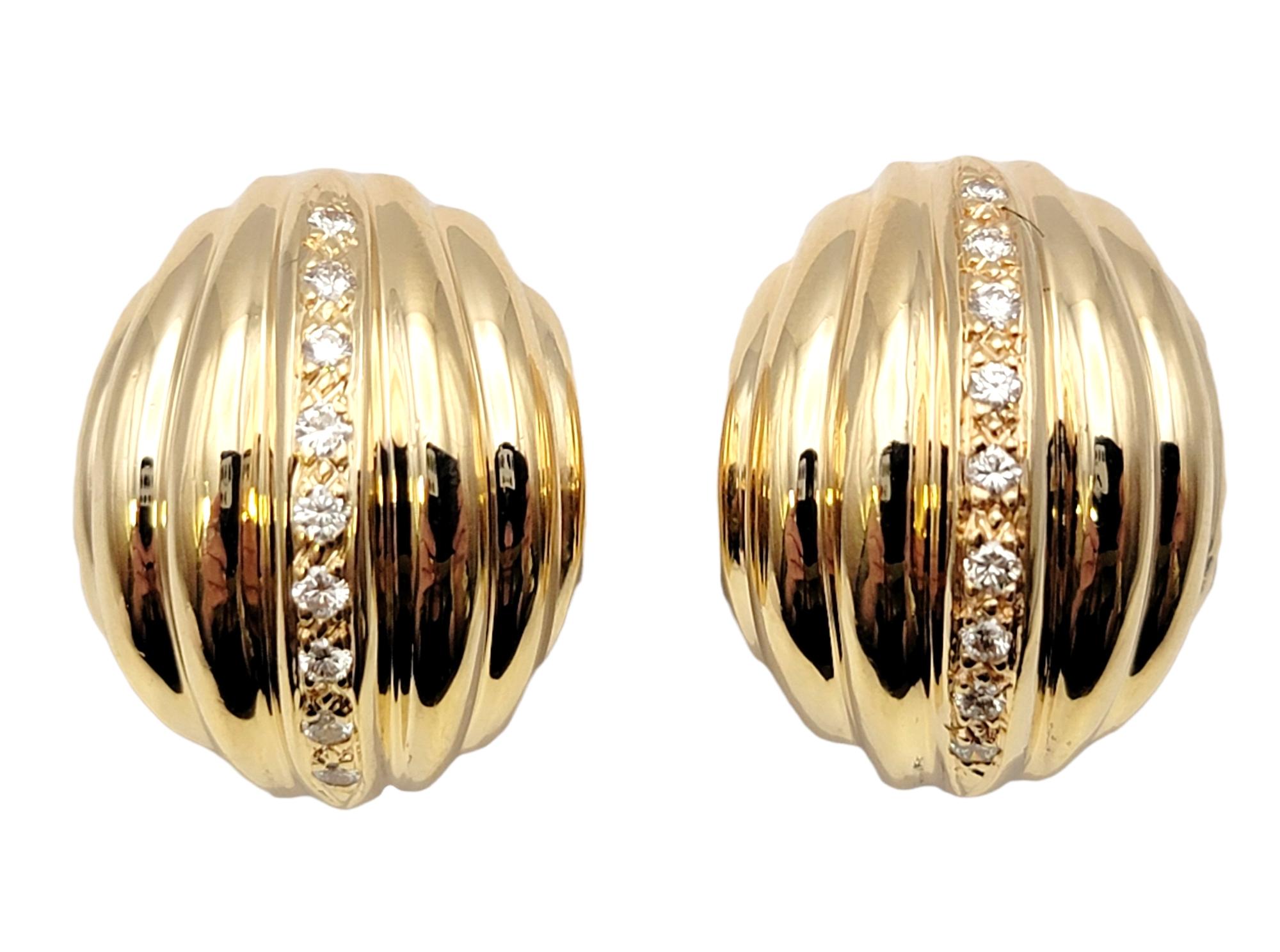La boucle d'oreille parfaite pour tous les jours ! Dotées d'une finition arrondie et large en or jaune 14 carats et d'une construction texturée à plusieurs rangs d'arêtes, ces boucles d'oreilles peuvent être habillées de manière élégante ou