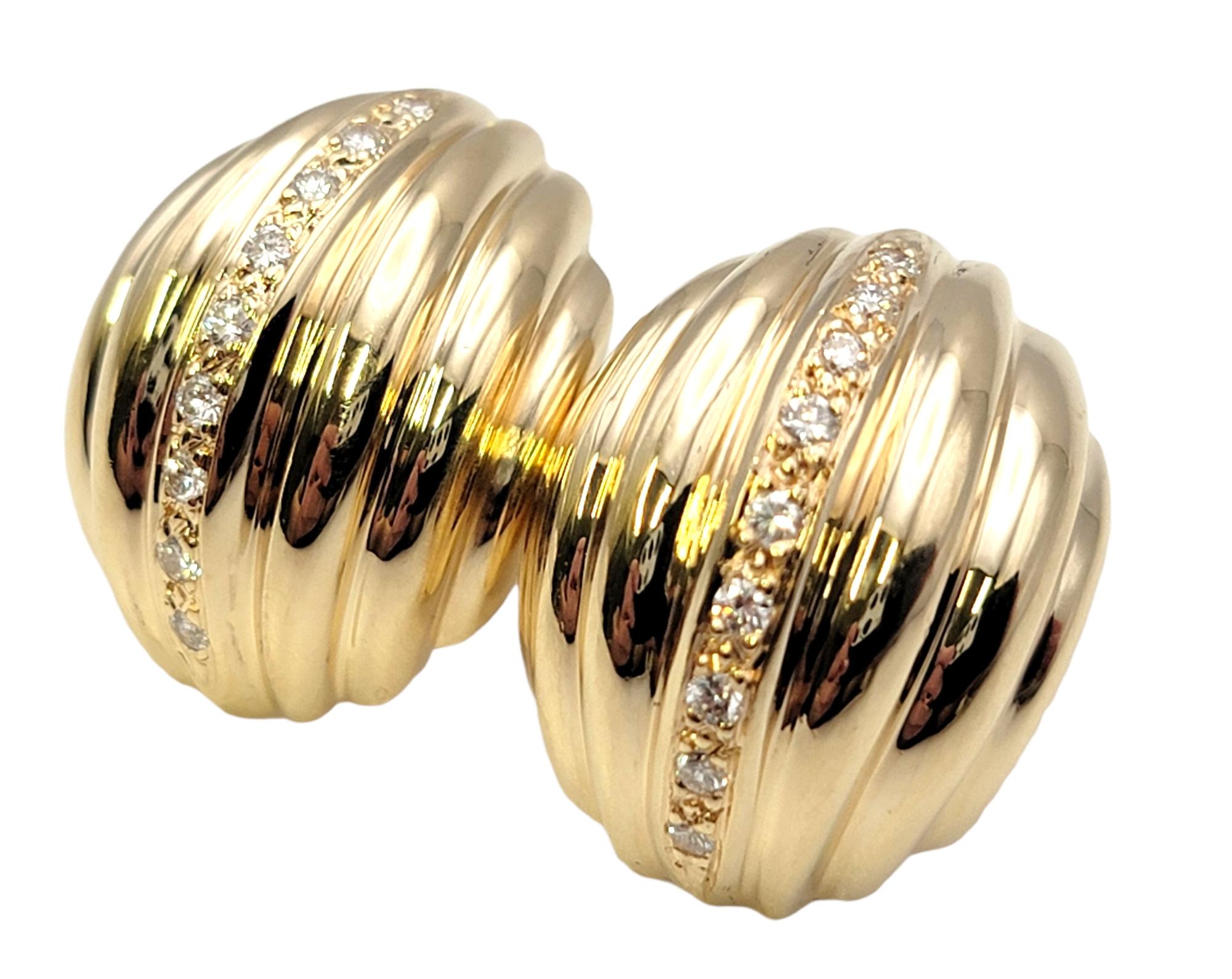 Contemporain Dan Frere - Boucles d'oreilles percées en or jaune 14 carats avec demi-dôme arrondi et diamants en vente