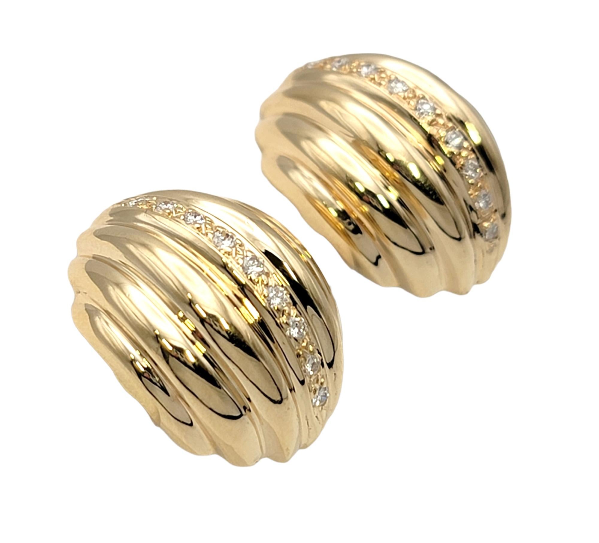 Taille ronde Dan Frere - Boucles d'oreilles percées en or jaune 14 carats avec demi-dôme arrondi et diamants en vente