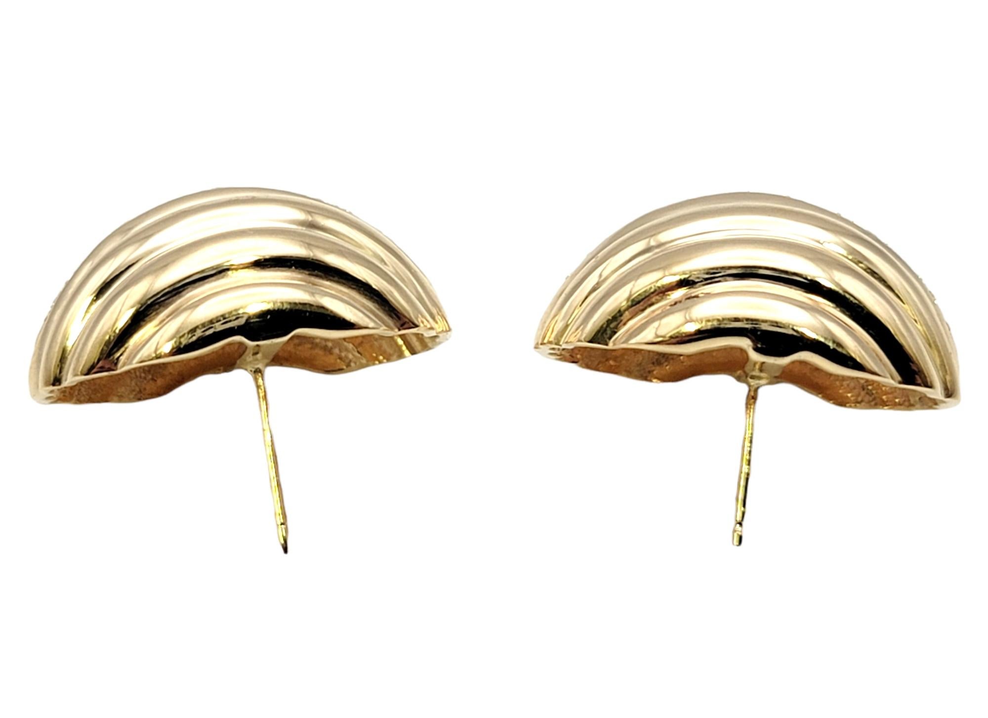 Dan Frere - Boucles d'oreilles percées en or jaune 14 carats avec demi-dôme arrondi et diamants Bon état - En vente à Scottsdale, AZ