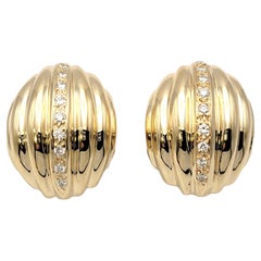 Dan Frere 14 Karat Gelbgold Ridged Half Dome Ohrringe durchbohrt mit Diamanten