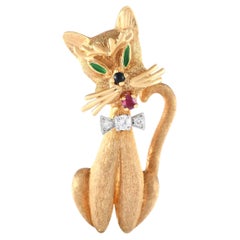 Dan Frere Broche chat en or jaune 14 carats, diamant, rubis, onyx et émeraude