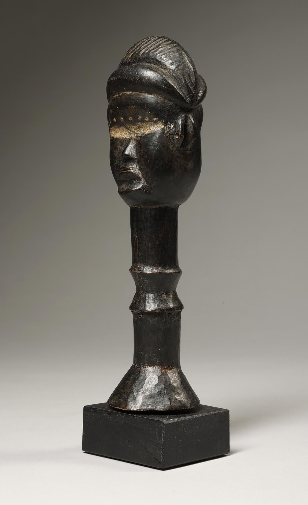 Amuleto protector Kinde Dan Janus de doble cara, del pueblo Dan de Costa de Marfil, África Occidental.  Se utiliza como amuleto de protección, con dos caras diferentes para mostrar la dualidad del mundo, y la ayuda para proporcionar seguridad a los