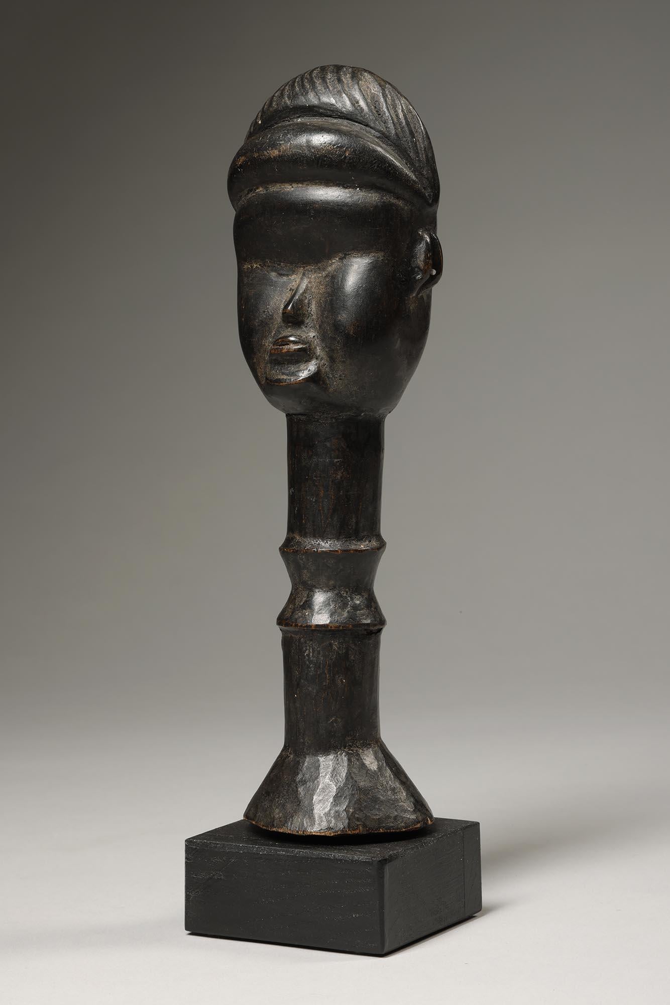 Sculpté à la main Dan Janus Breloque de protection double face, côte ivoire, Afrique de l'Ouest  en vente