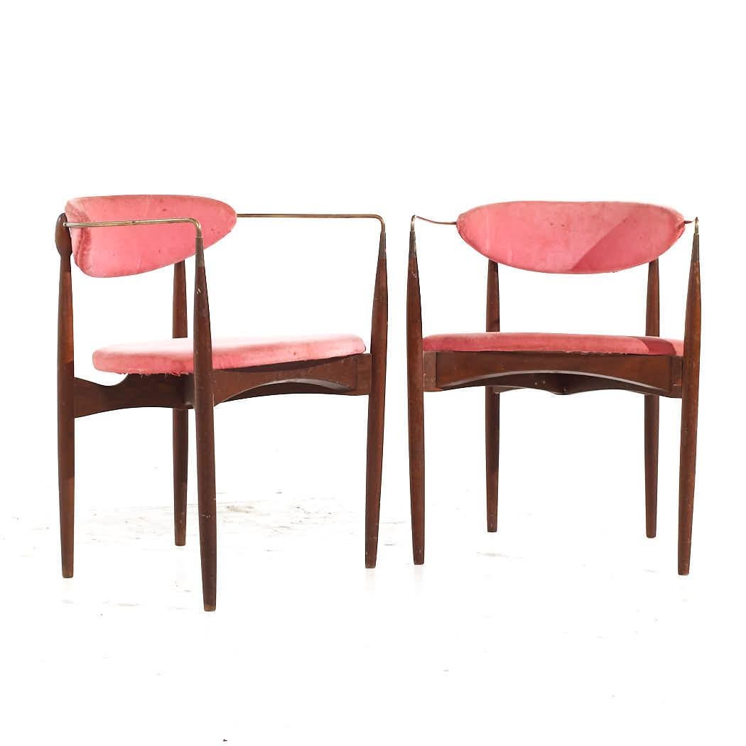 Dan Johnson für Selig: Viscount-Stühle aus Messing und Nussbaumholz, Mid-Century, Paar

Jeder Stuhl misst: 22 breit x 19 tief x 28 hoch, mit einer Sitzhöhe von 17,75 und Armhöhe/Stuhlabstand 26,5 Zoll

Alle Möbelstücke sind in einem so genannten