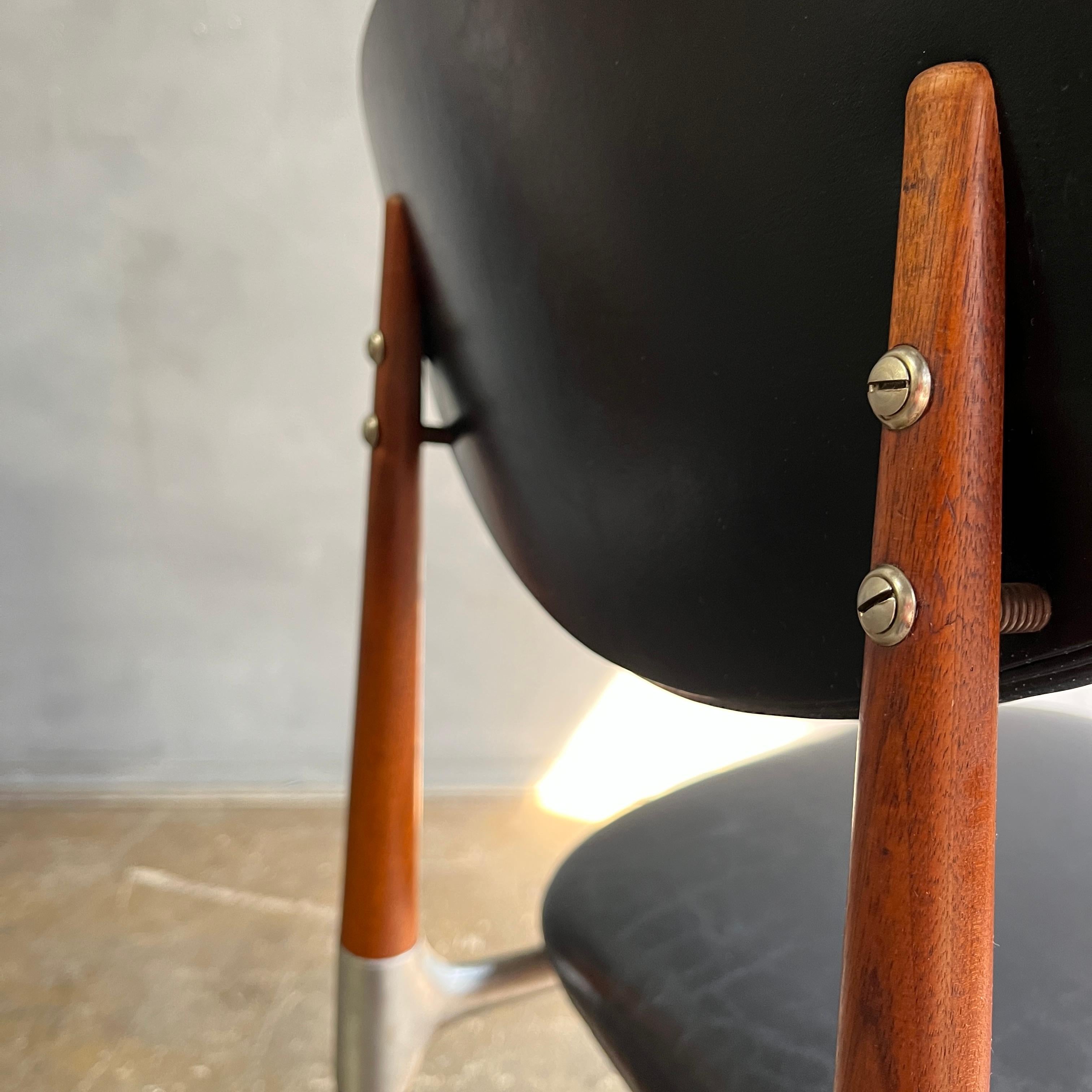 Dan Johnson für Shelby Williams Crucible Chair mit Rahmen aus Aluminiumguss und Holz auf gepolstertem Sitz und Rücken. Schöne Linien auf diesem seltenen Stuhl. In erstaunlichem Originalzustand.