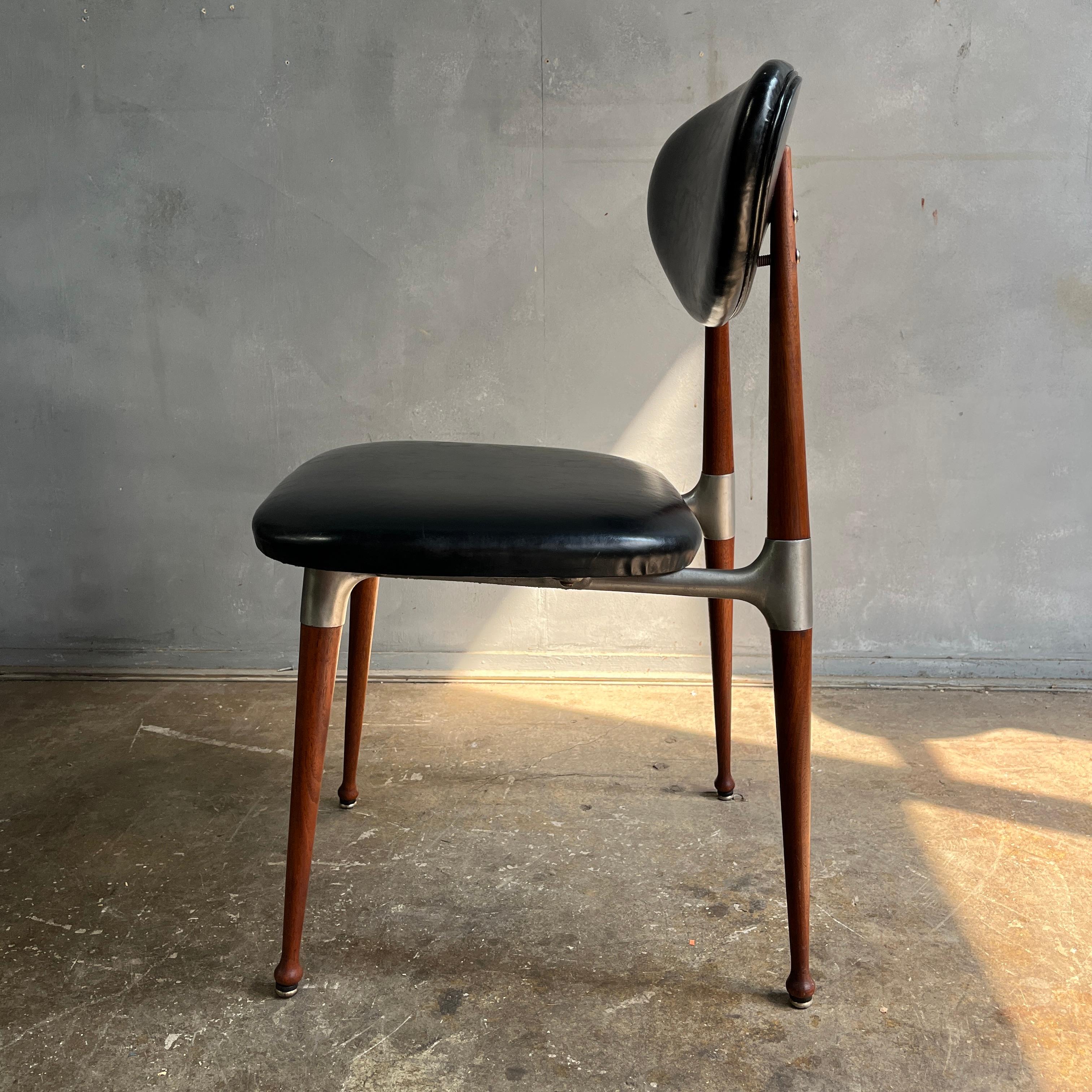 Dan Johnson for Shelby Williams Crucible Chair In Good Condition For Sale In BROOKLYN, NY