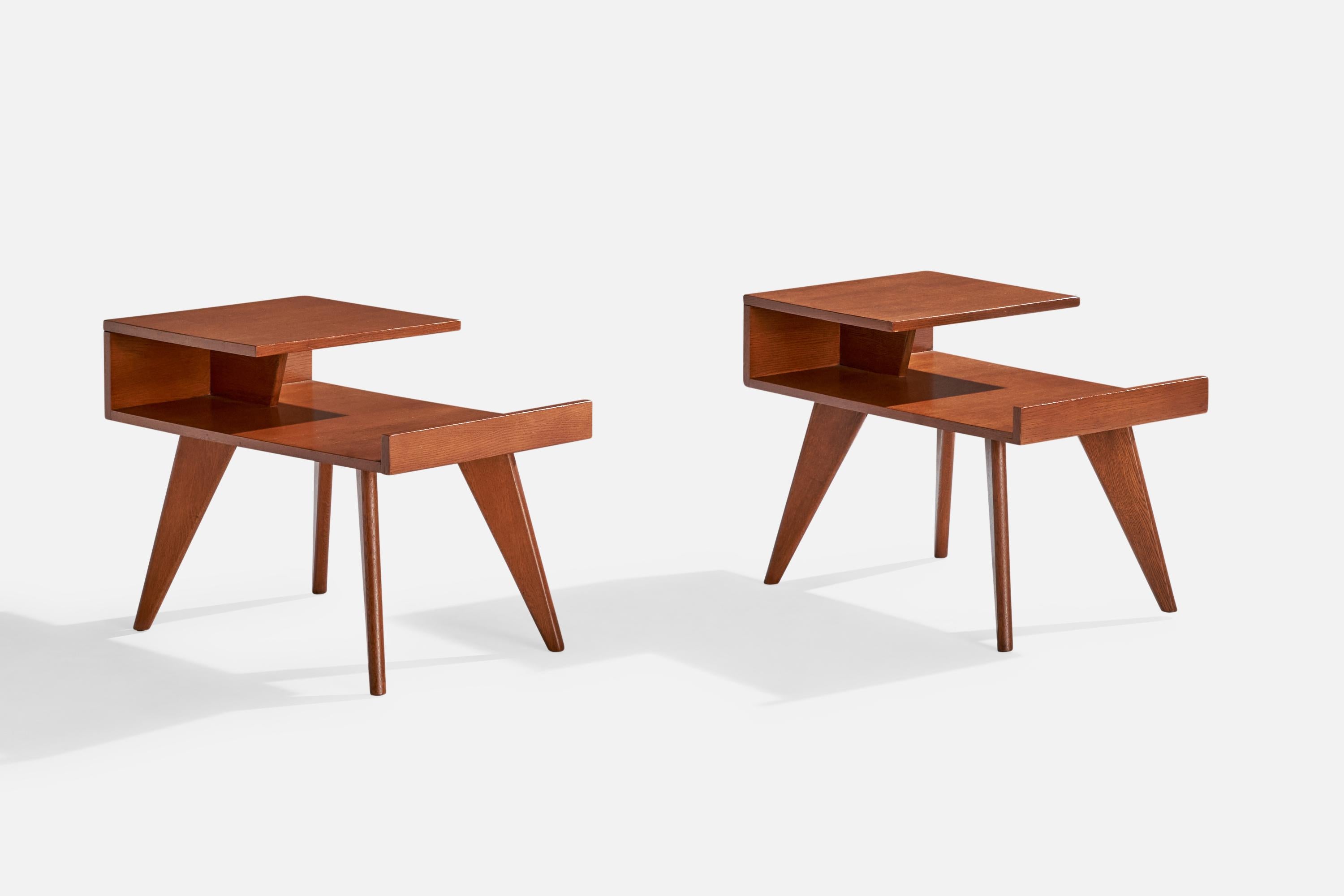 Pareja de mesas auxiliares de caoba diseñadas por Dan Johnson y fabricadas por Hayden Hall Furniture, EE.UU., c. 1950.

Dimensiones: 21,25