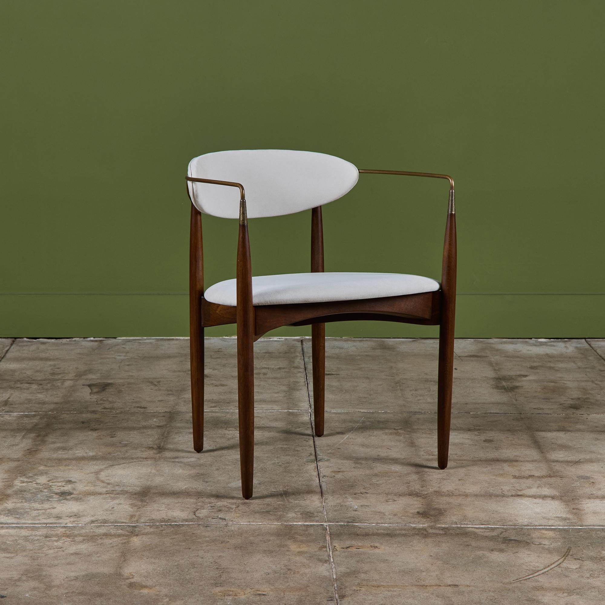 Sillón de Dan Johnson para Selig, c.1950, EE.UU. Los cojines de los asientos se han retapizado con una tela de algodón Loro Piana de color crema. Los reposabrazos presentan una elegante varilla de latón que envuelve el respaldo de cada cojín de